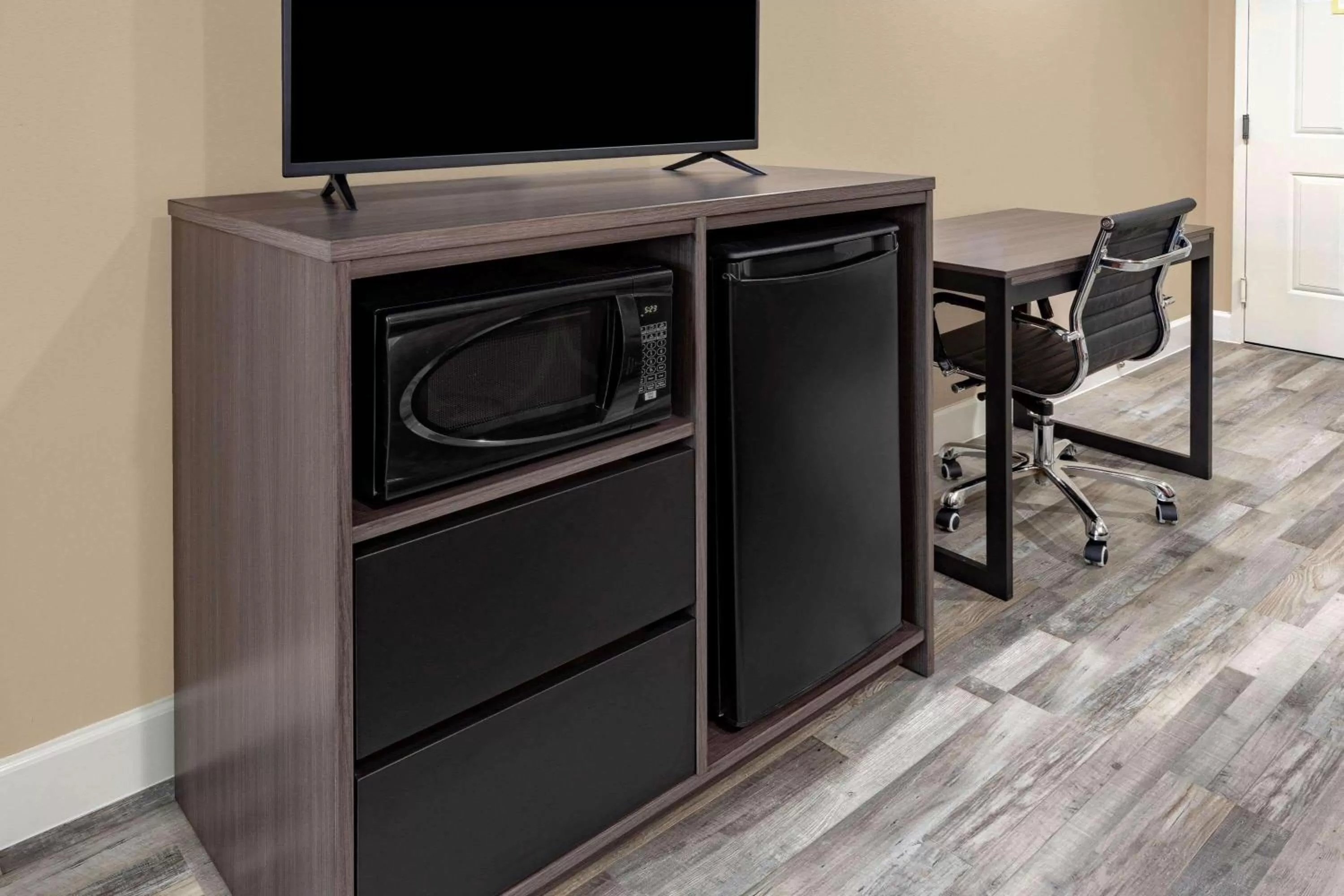 Photo of the whole room in Super 8 by Wyndham Houston NW Beltway 8-West Rd