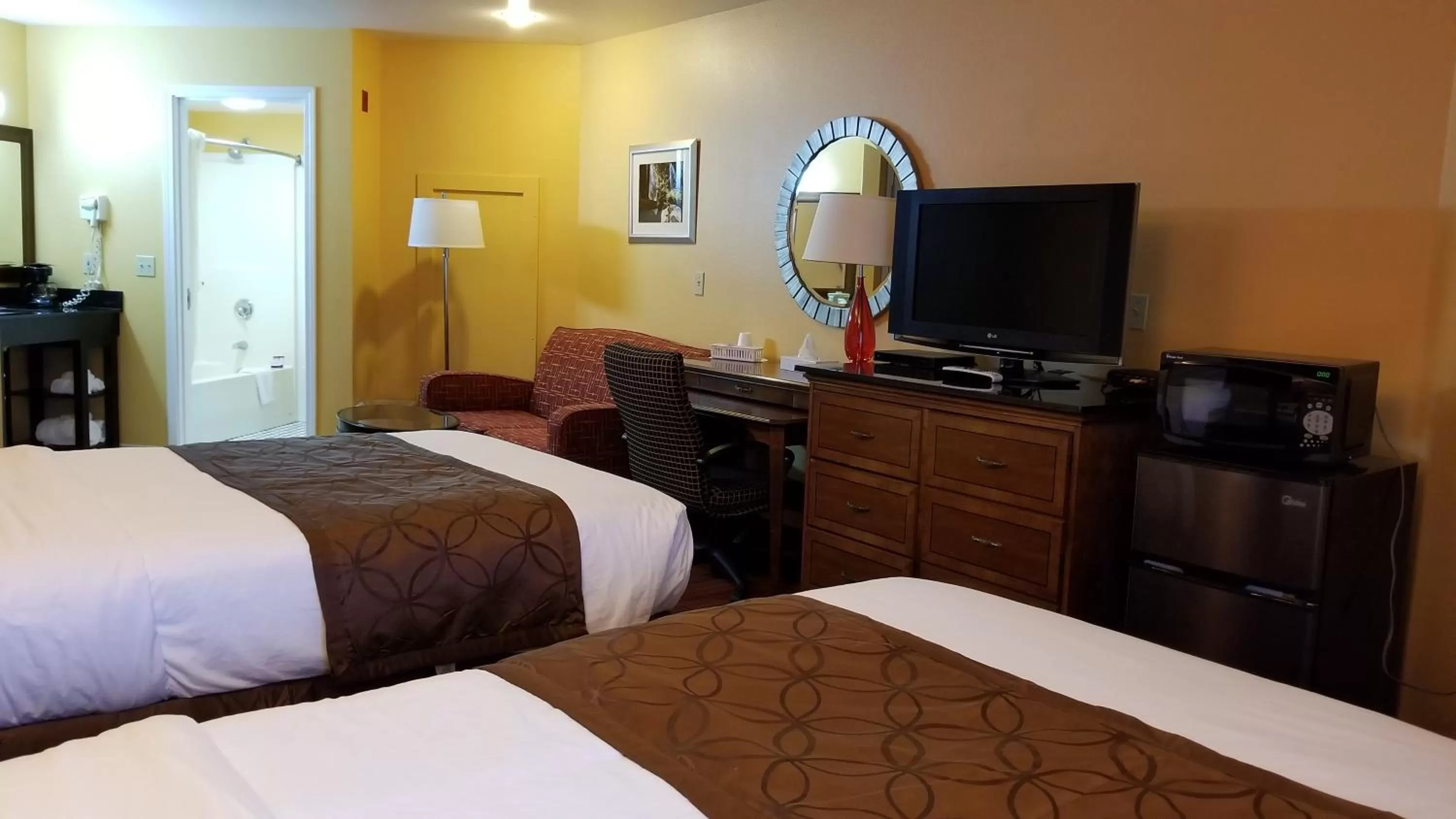 Photo of the whole room, Bed in Dew Drop Inn