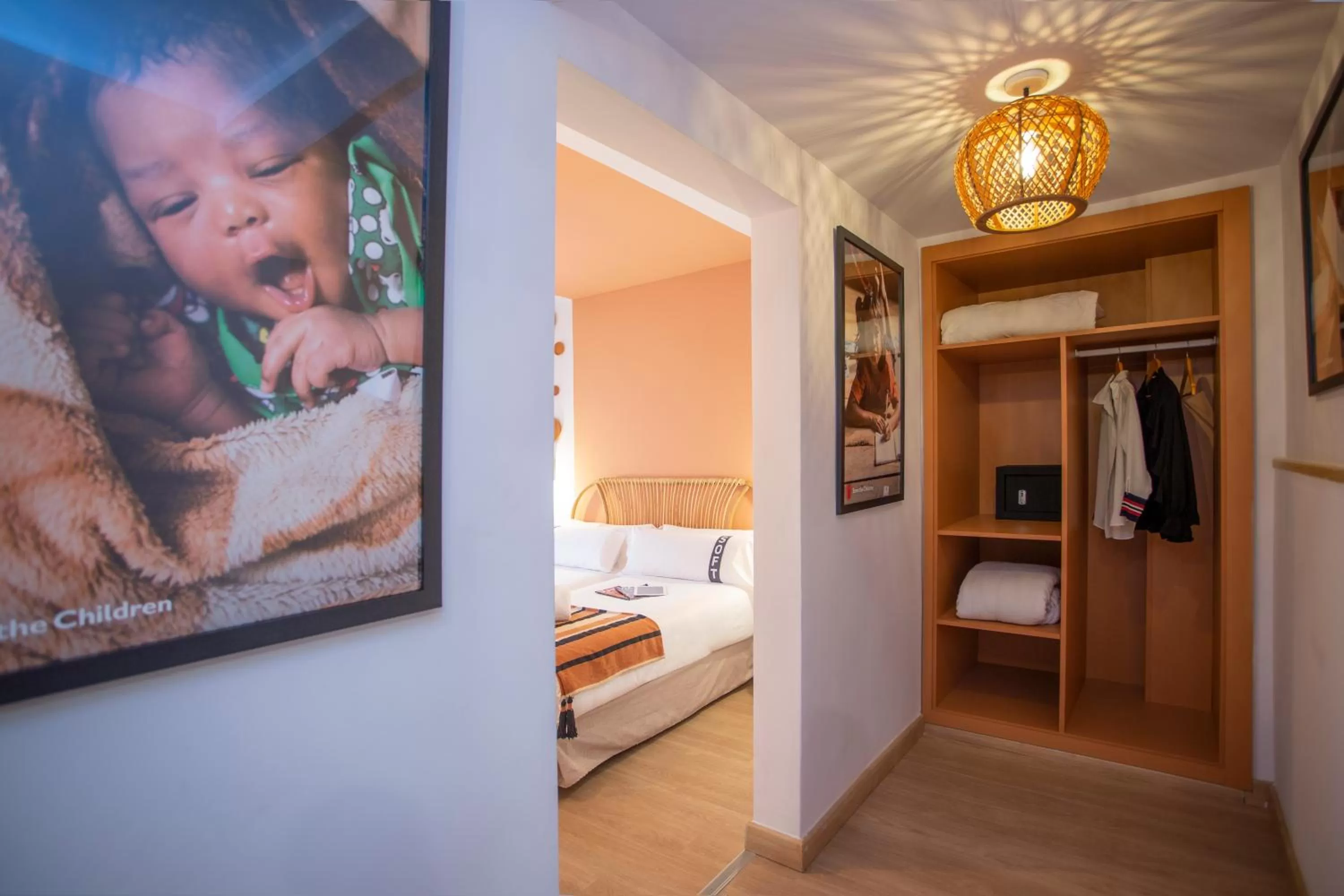 Photo of the whole room, Bed in Casual Colours Barcelona