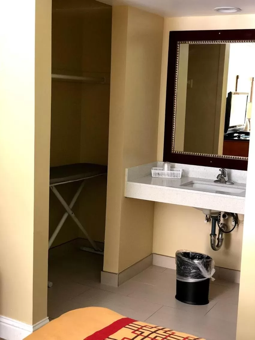 Bathroom in Imperial Inn Oakland