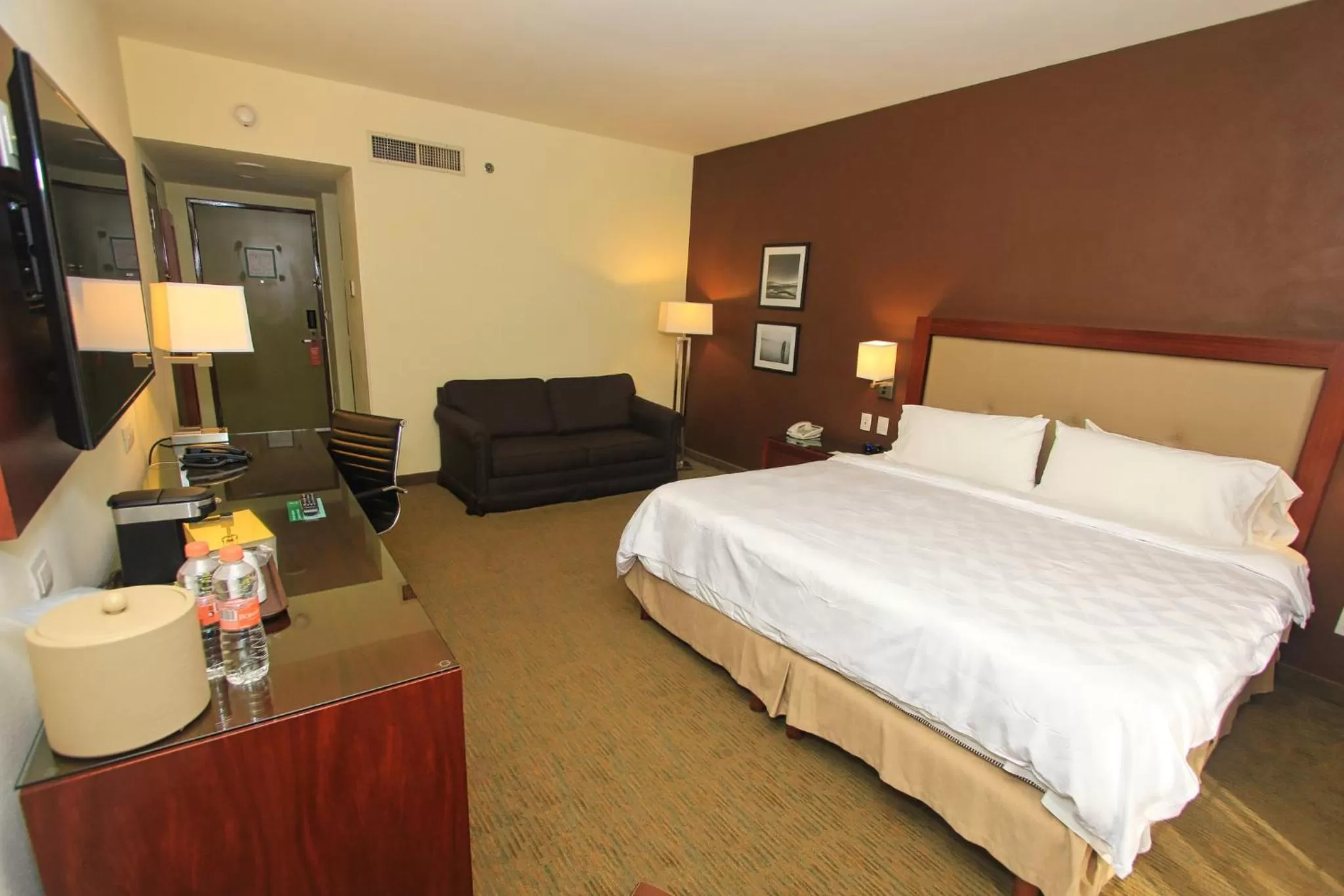 Photo of the whole room, Bed in Holiday Inn Leon by IHG