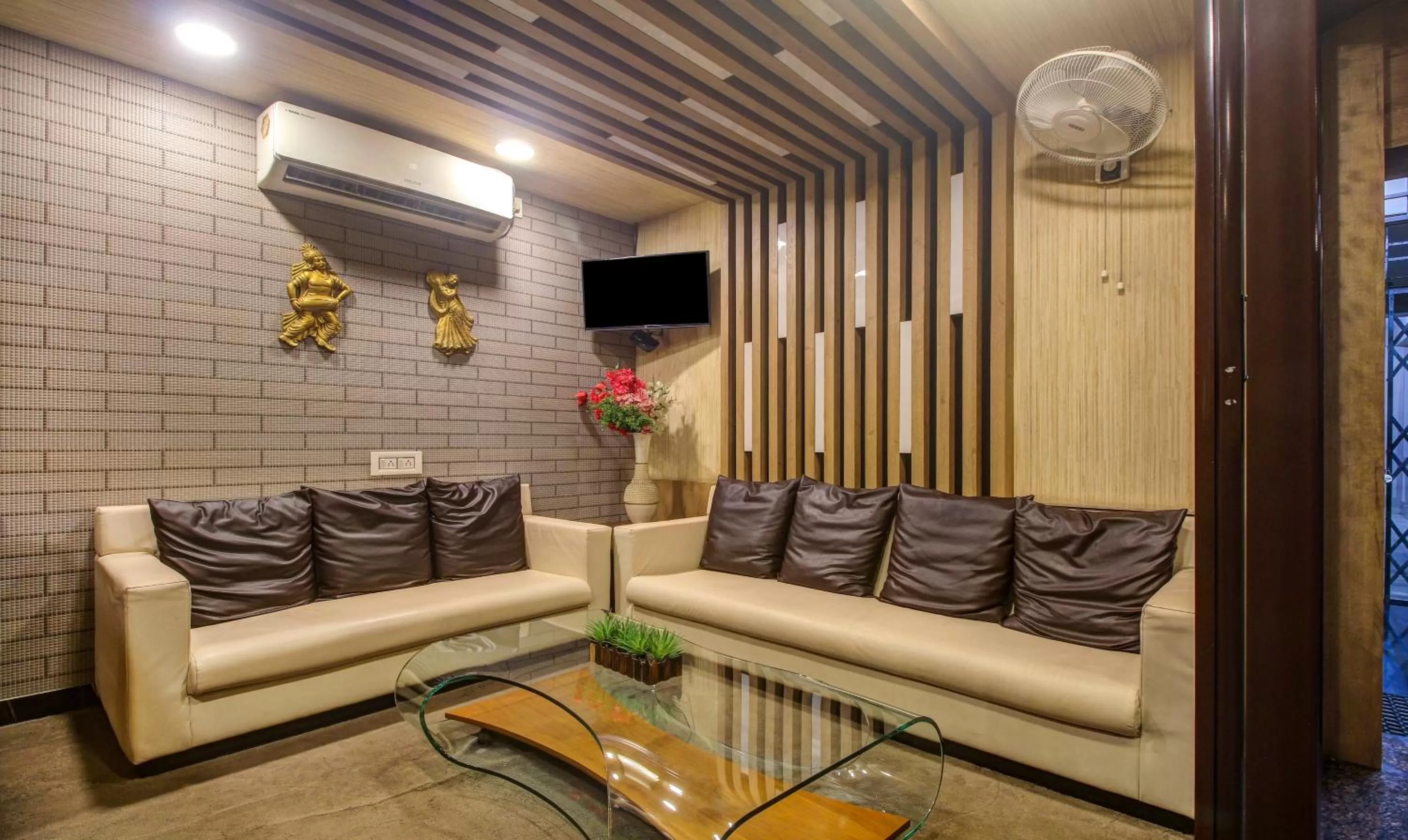 TV and multimedia, Seating Area in Itsy By Treebo - Golden Fiesta