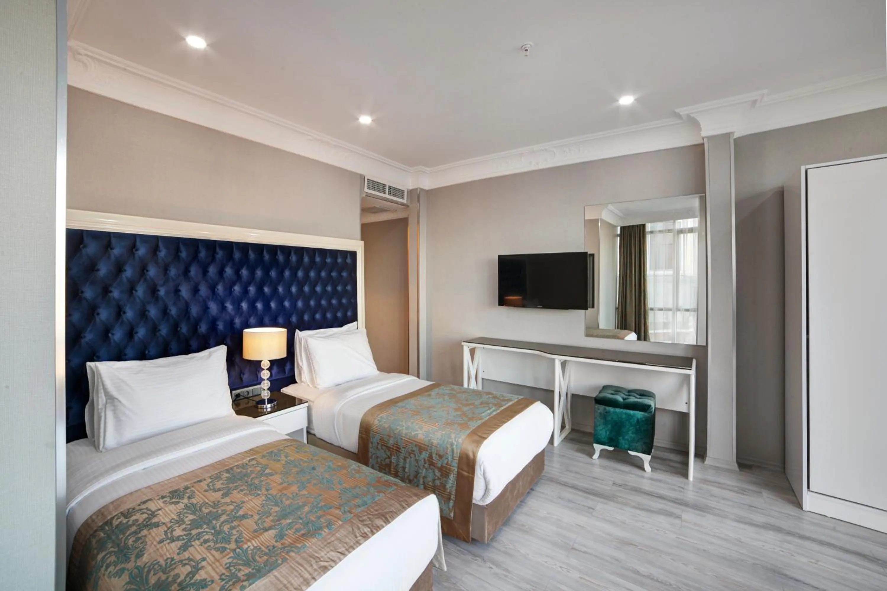 Photo of the whole room, Bed in White Monarch Hotel