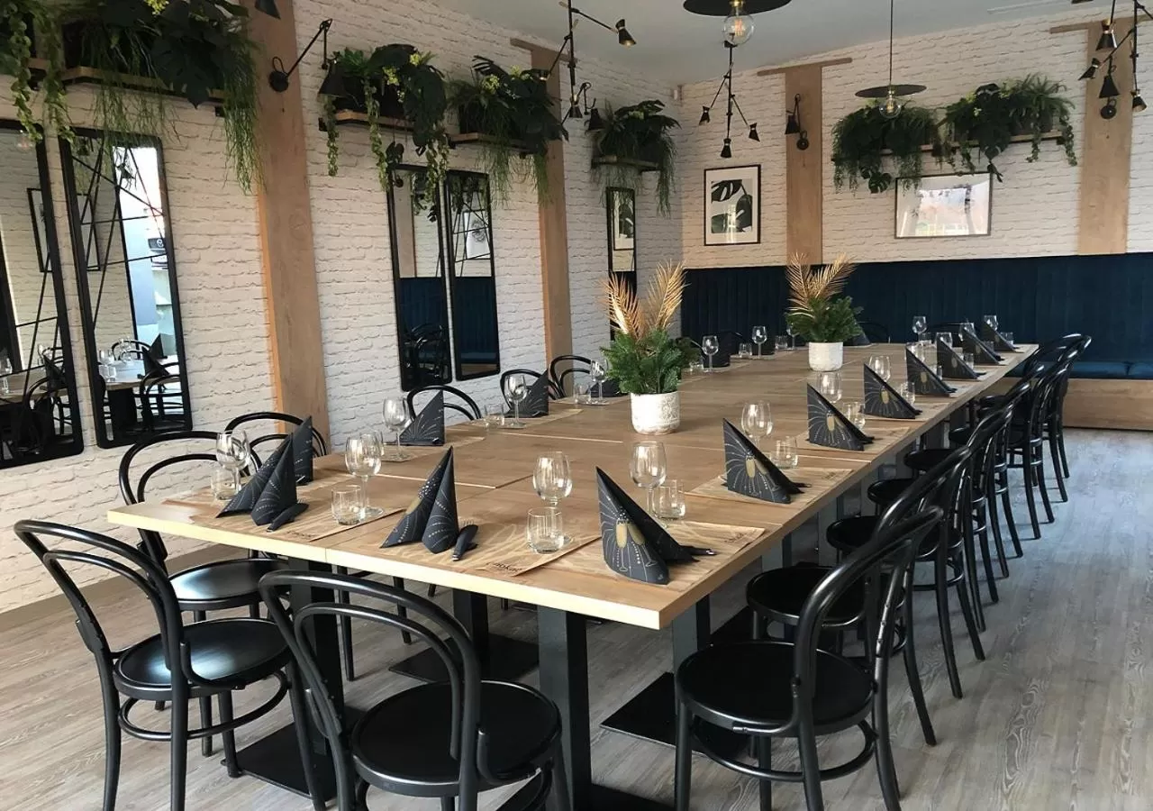 Restaurant/places to eat in Urban Ring Hotel