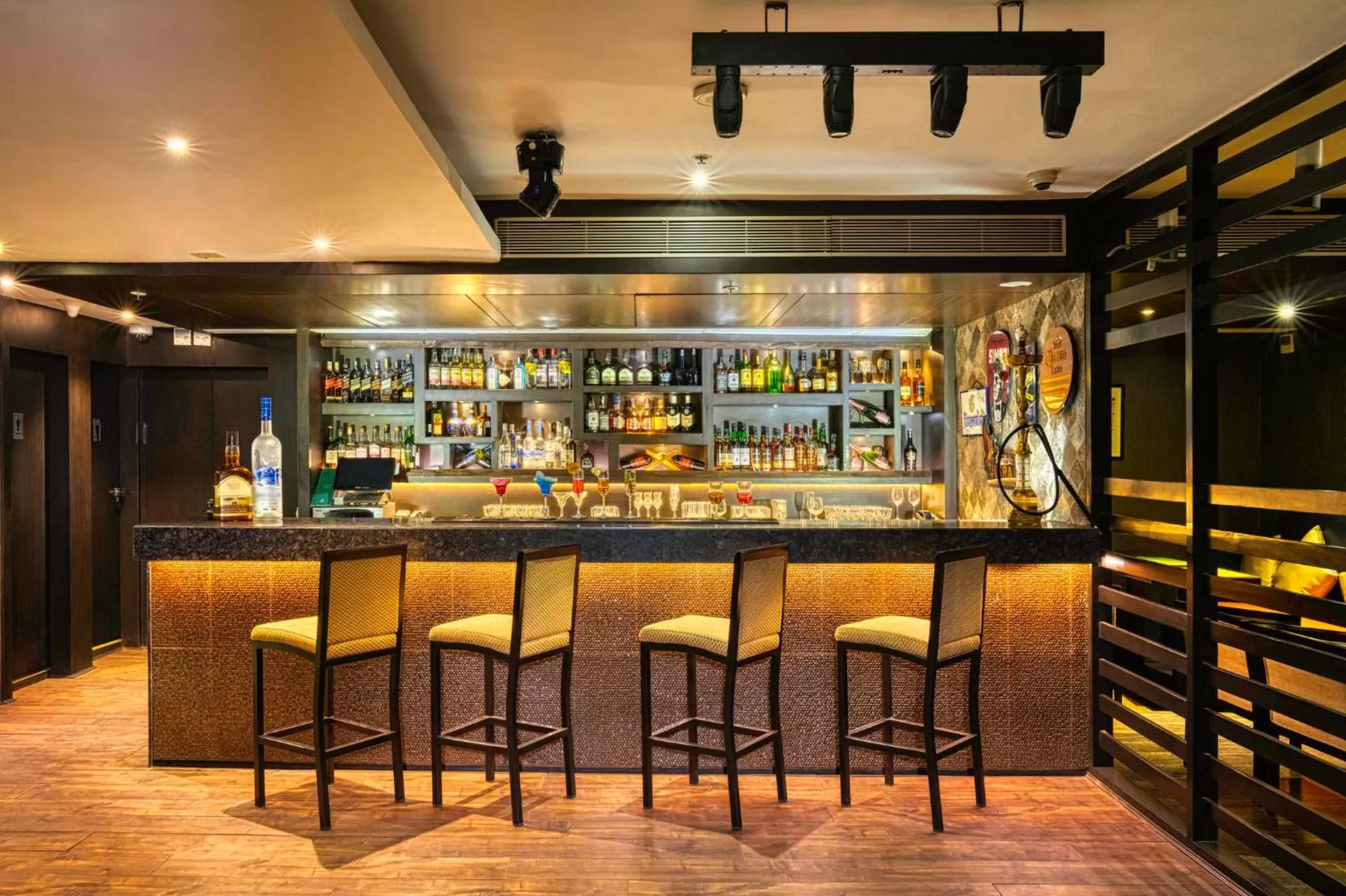 Lounge or bar in Holiday Inn Kolkata Airport by IHG