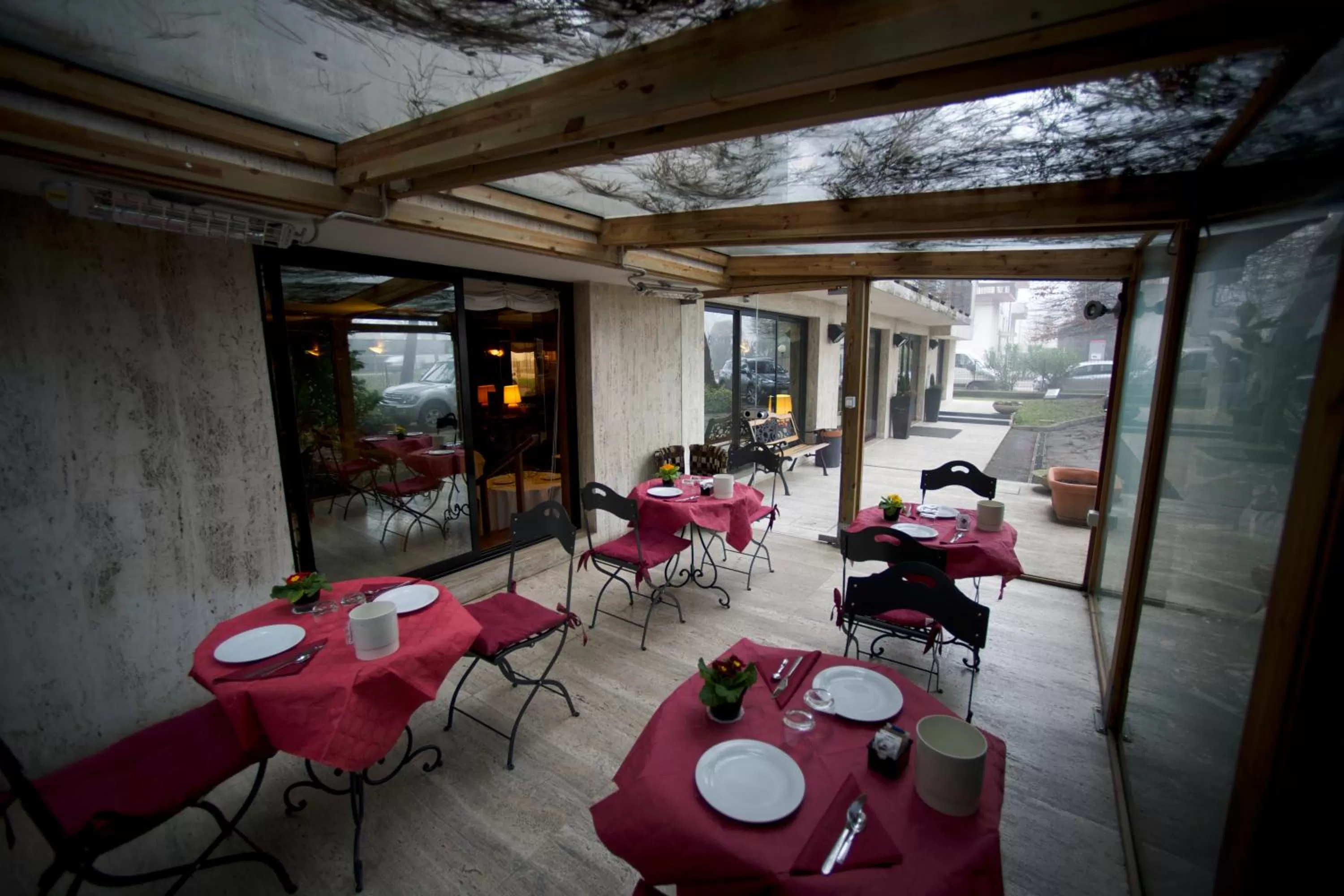 Restaurant/places to eat in Club Hotel