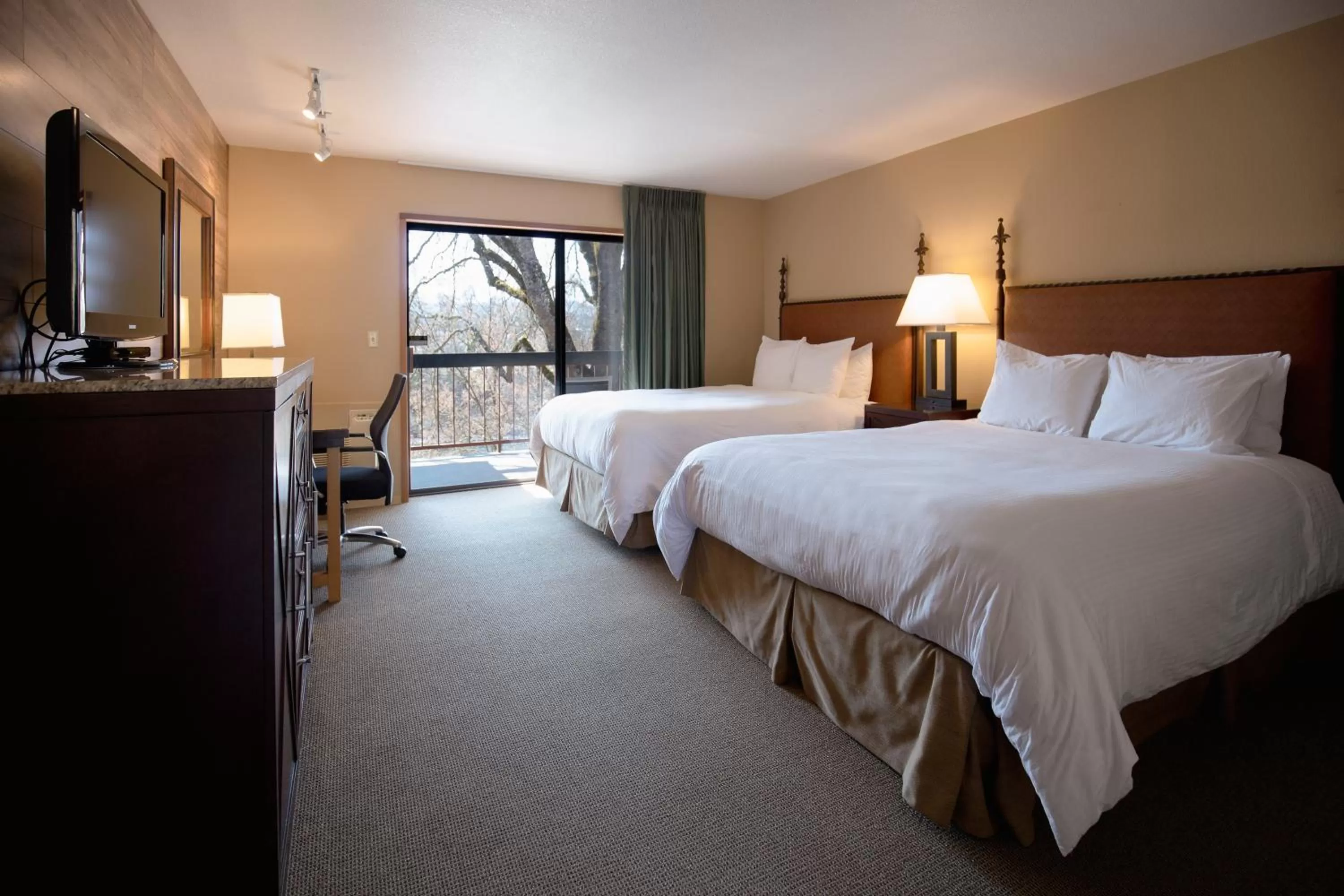 Balcony/Terrace, Bed in Riverside Inn