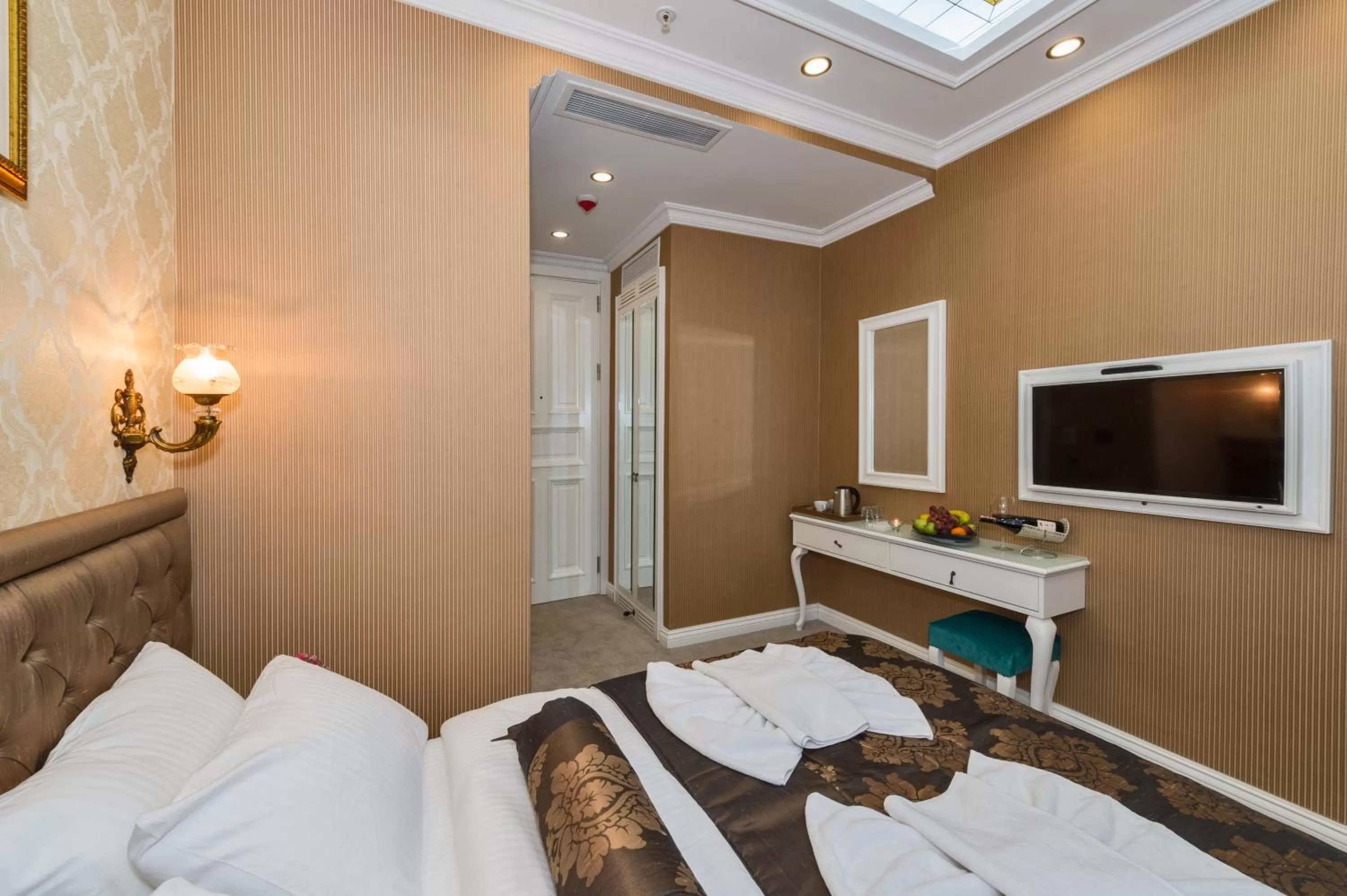 TV and multimedia, Bed in Alpek Hotel