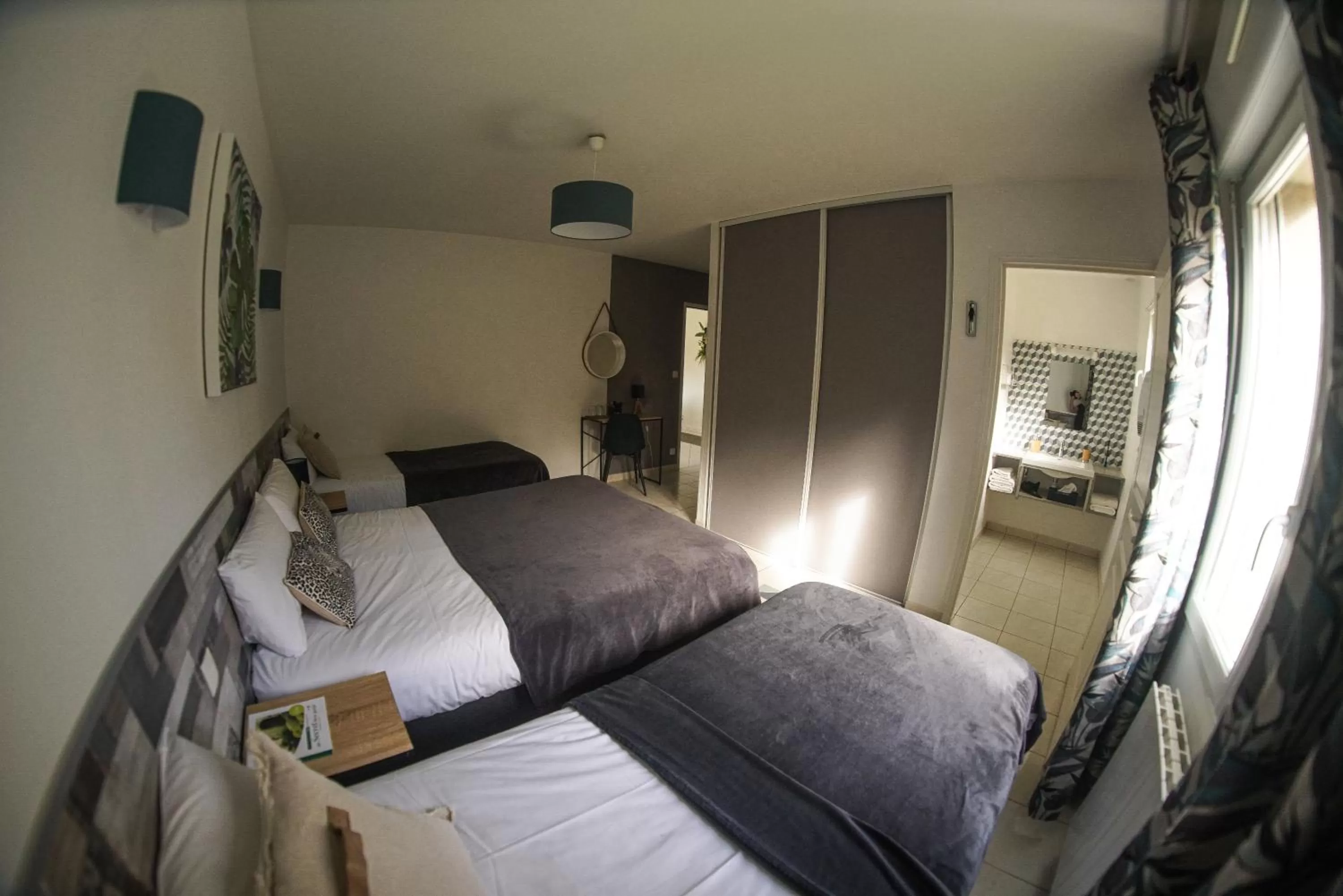 Bathroom, Bed in La Girouardière