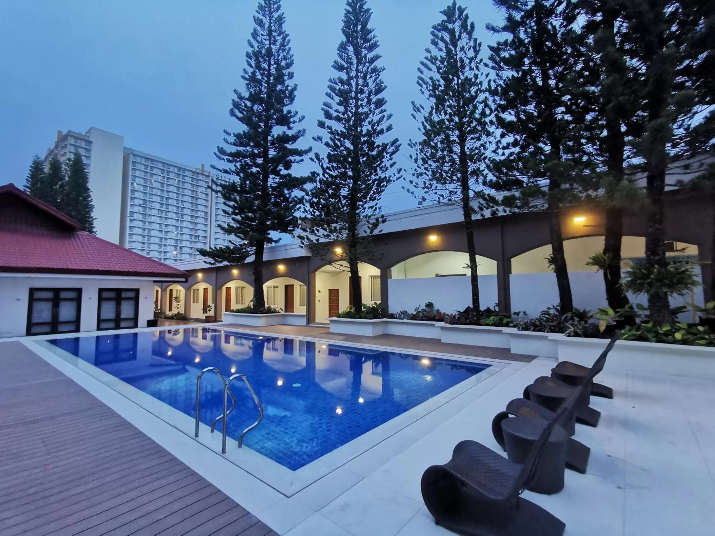 Swimming pool in Tagaytay Country Hotel