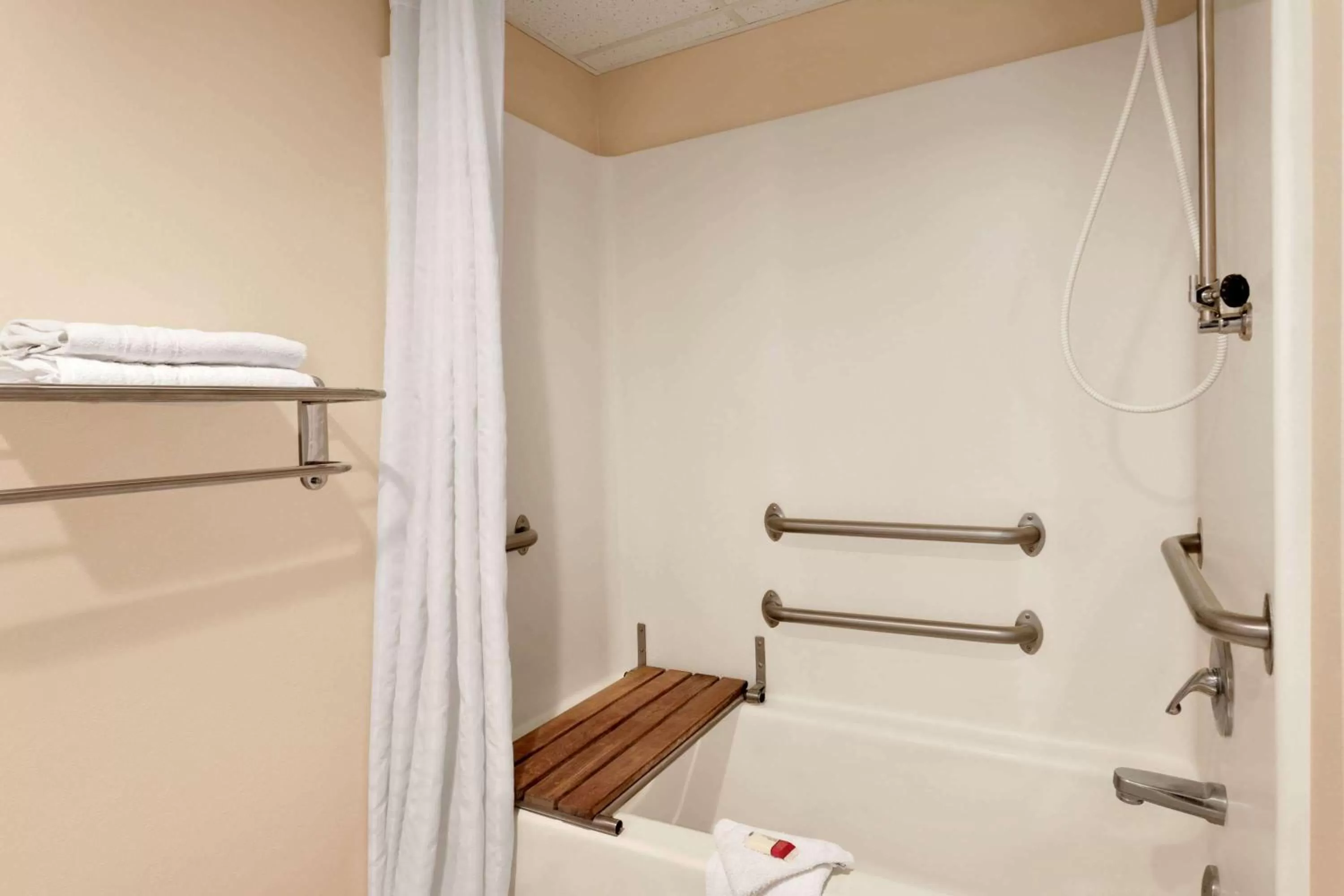 Bathroom in Super 8 by Wyndham Chillicothe