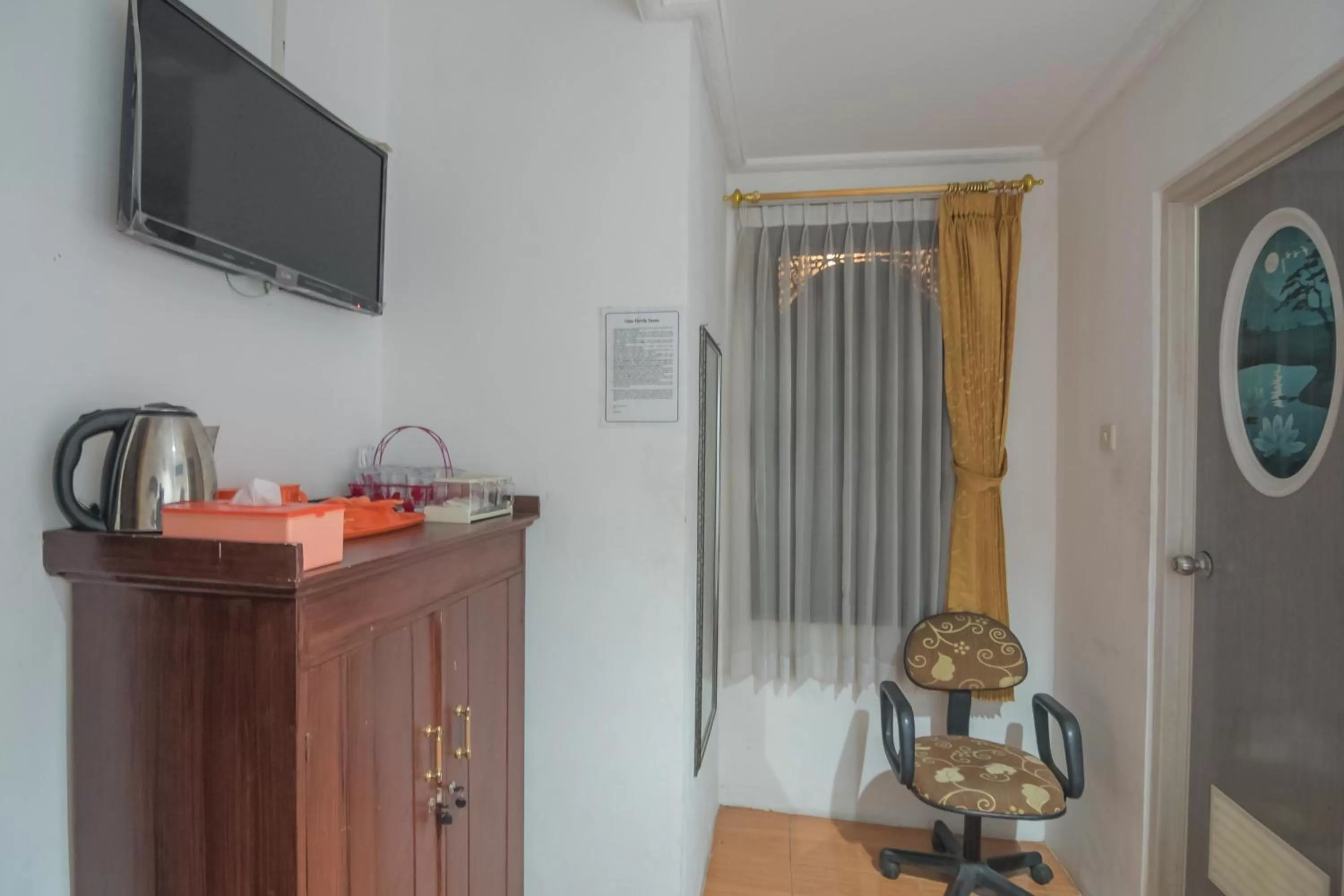 TV and multimedia in RedDoorz Syariah near Margahayu Raya