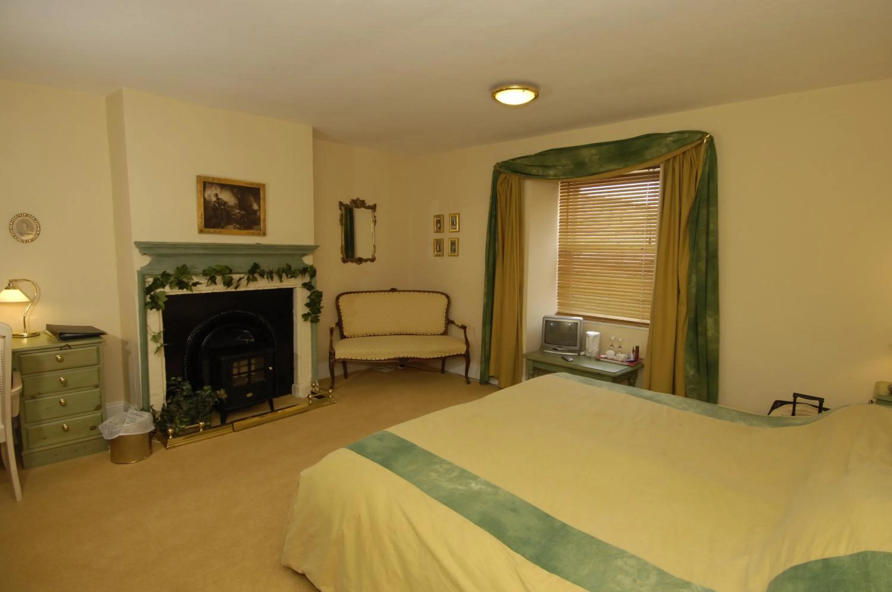 Photo of the whole room, Bed in Centre Of Britain Hotel