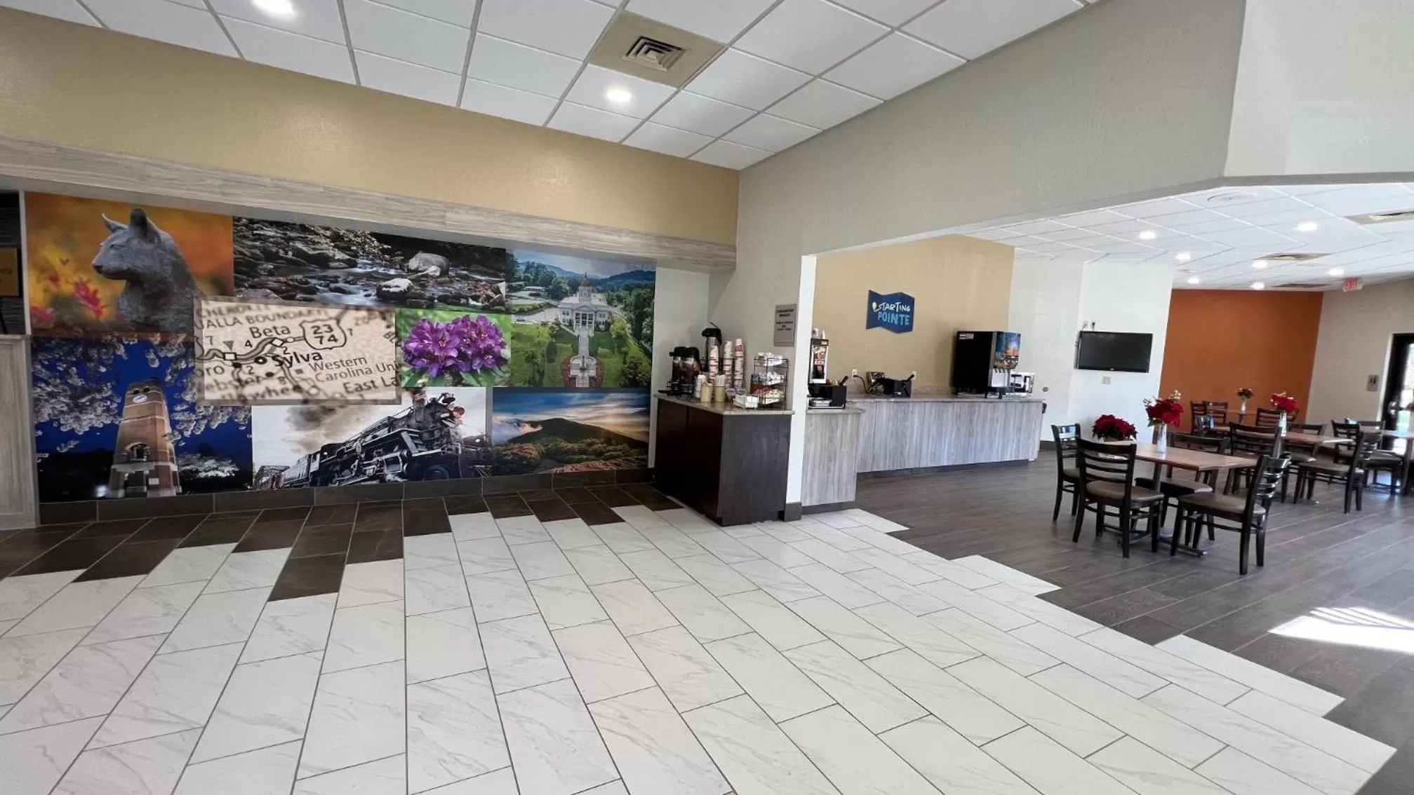 Lobby or reception in Clarion Pointe Sylva near Cherokee Area