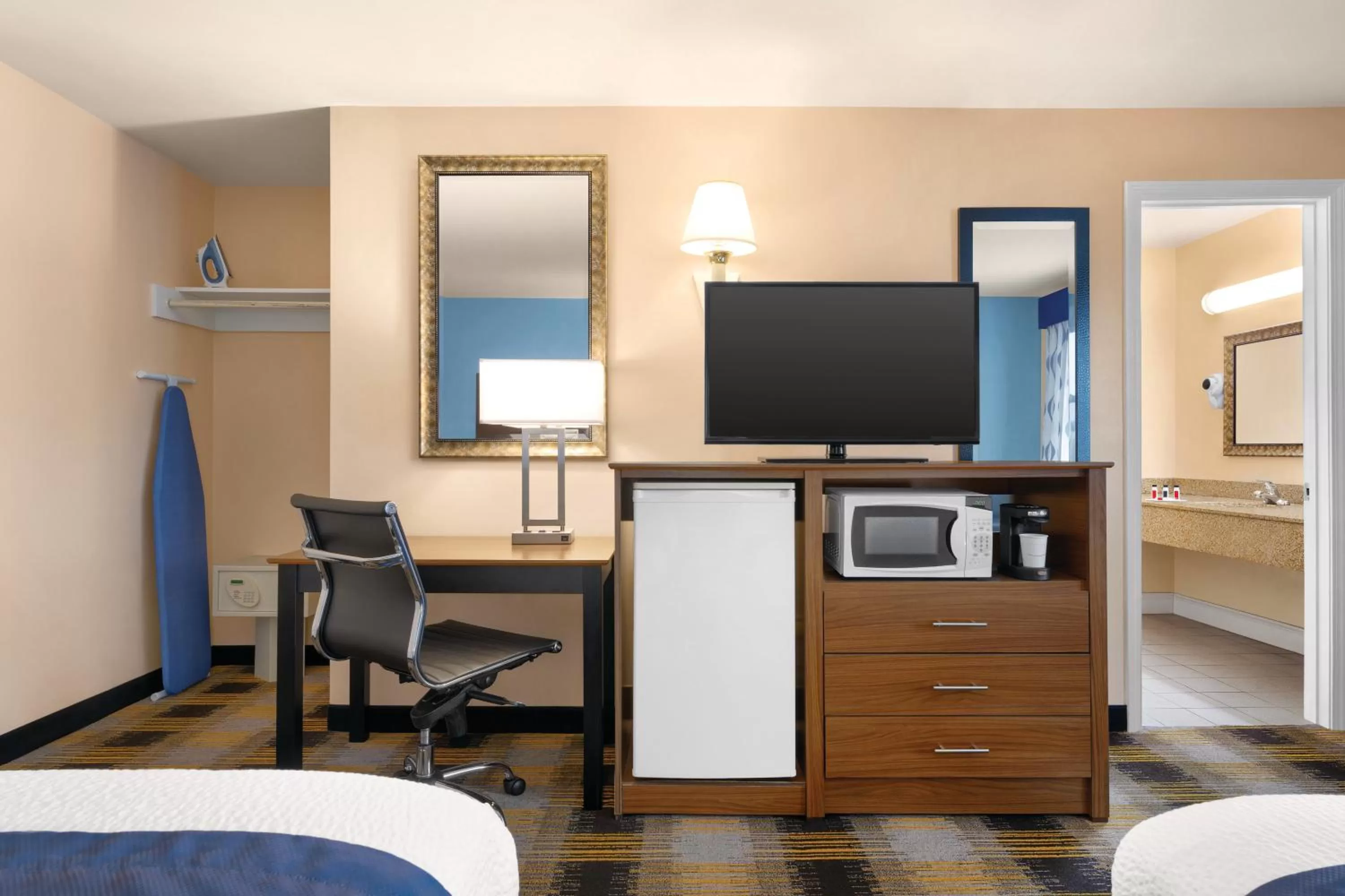 TV and multimedia in Days Inn by Wyndham Middletown/Newport Area