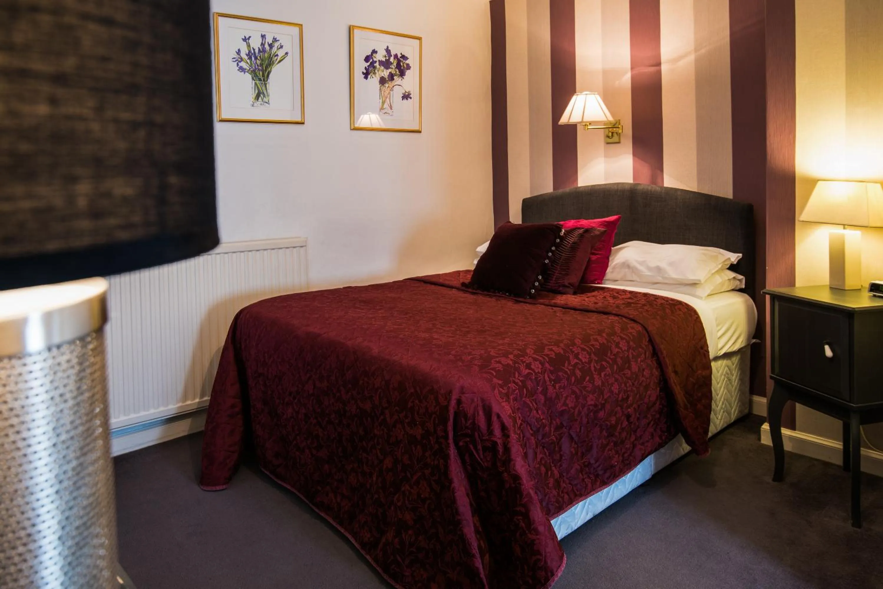 Photo of the whole room, Bed in Queenshead Hotel Kelso