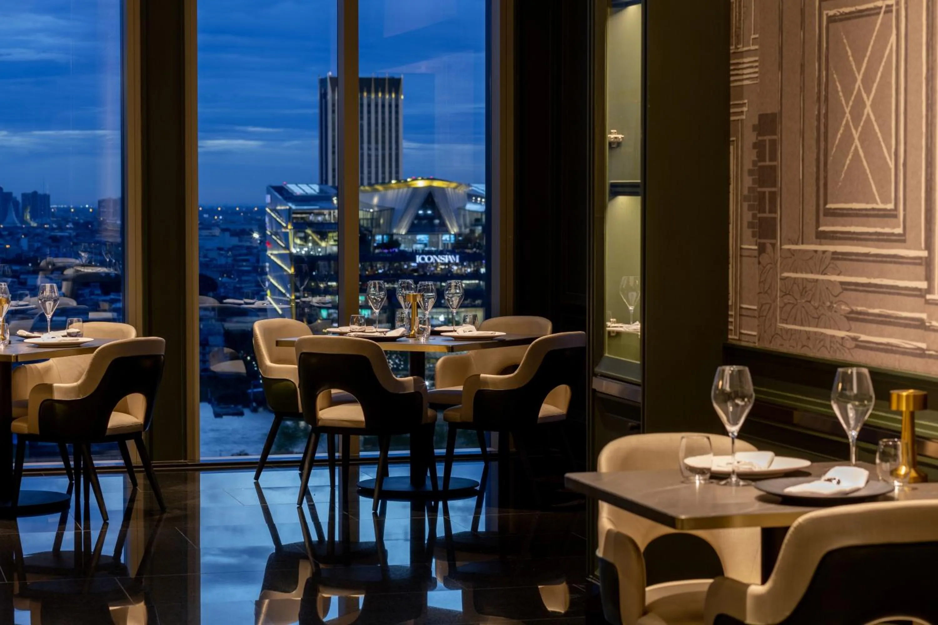 Restaurant/places to eat in Grande Centre Point Surawong Bangkok