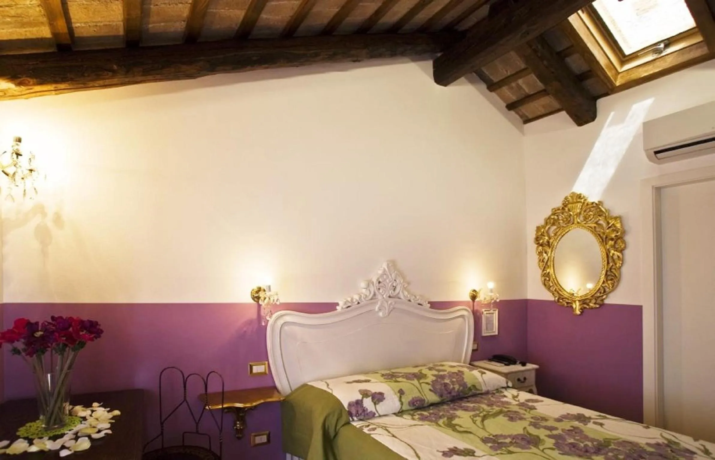 Decorative detail, Bed in Relais Alcova del Doge