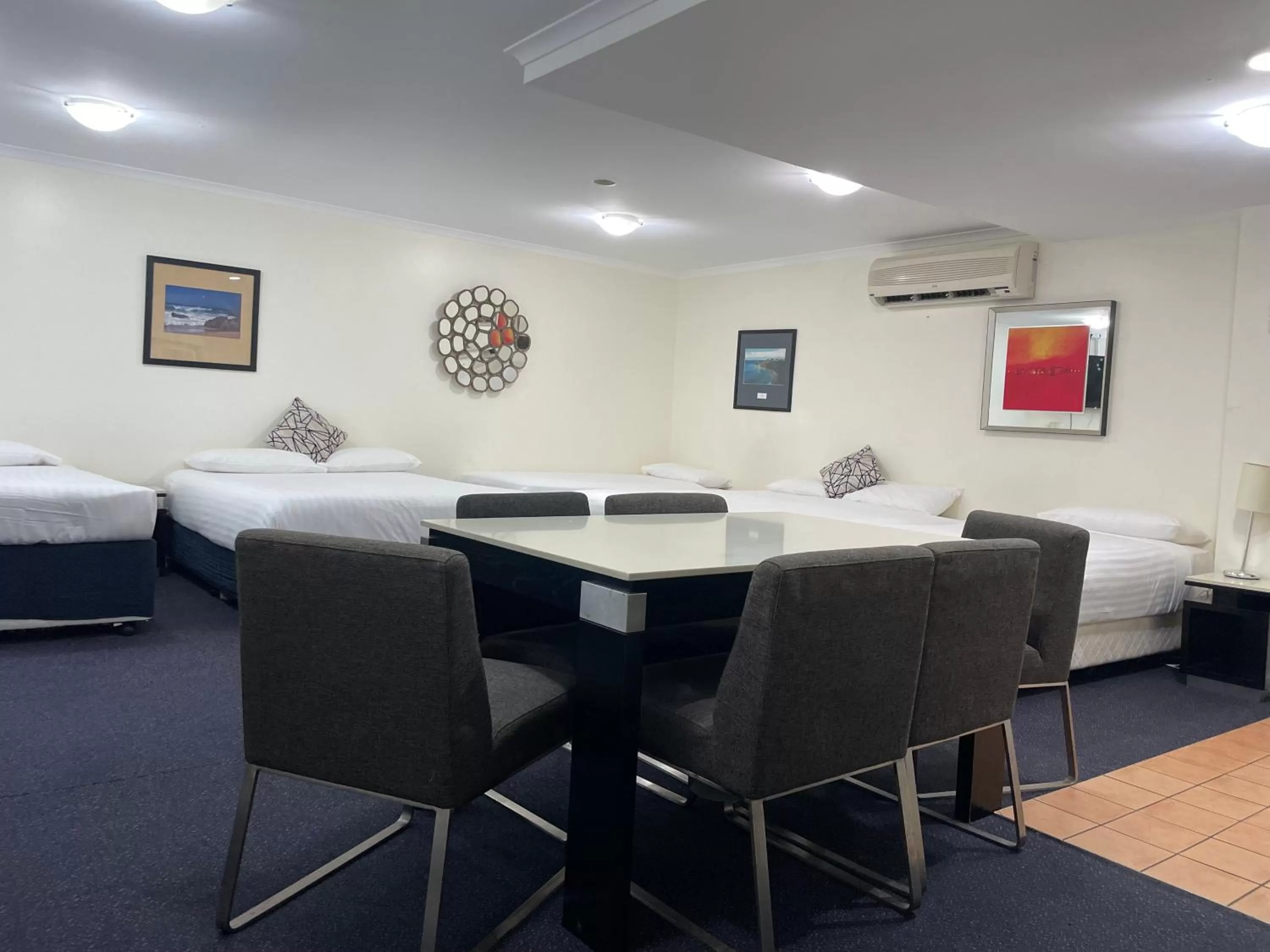 Bed in Lakeview Motor Inn