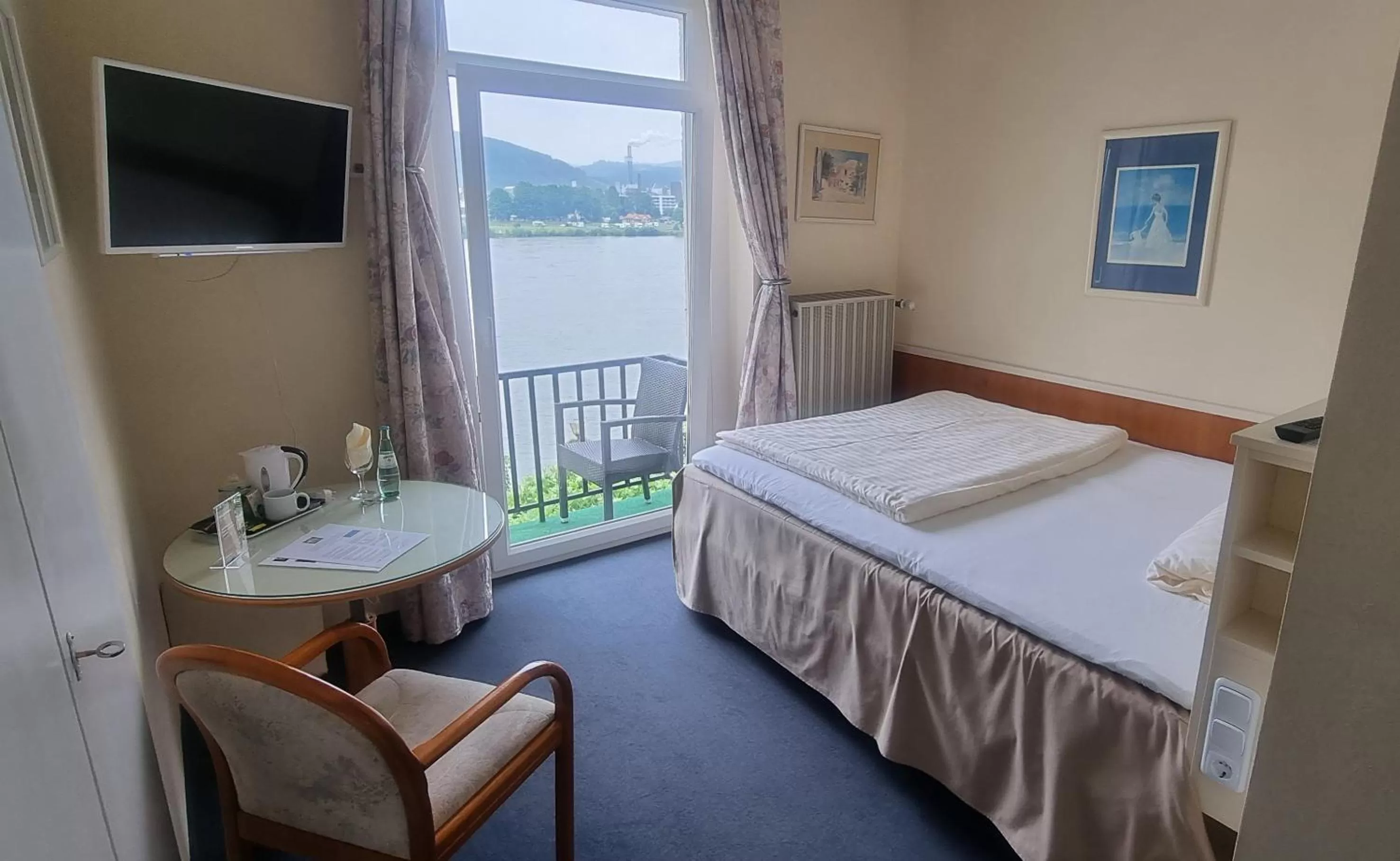 Photo of the whole room, Bed in Hotel Rhein-Residenz