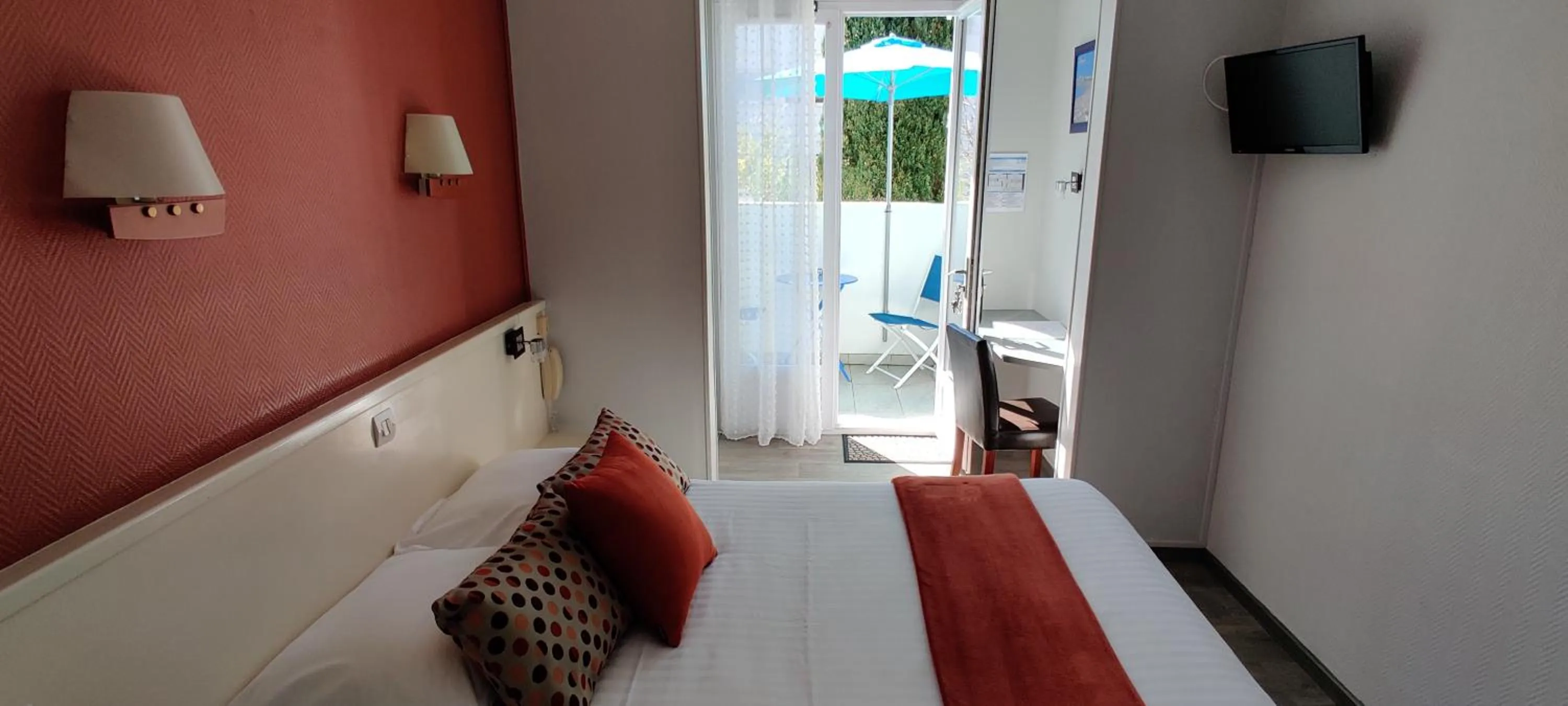 Property building, Bed in Logis Hôtel Les Bleuets