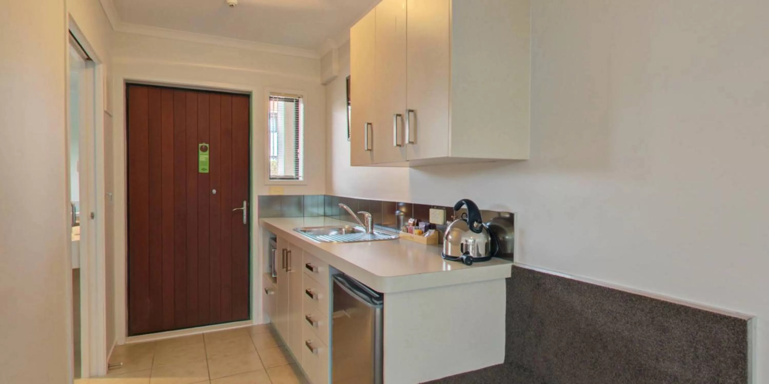 Kitchen or kitchenette in Alpine Lake Motel