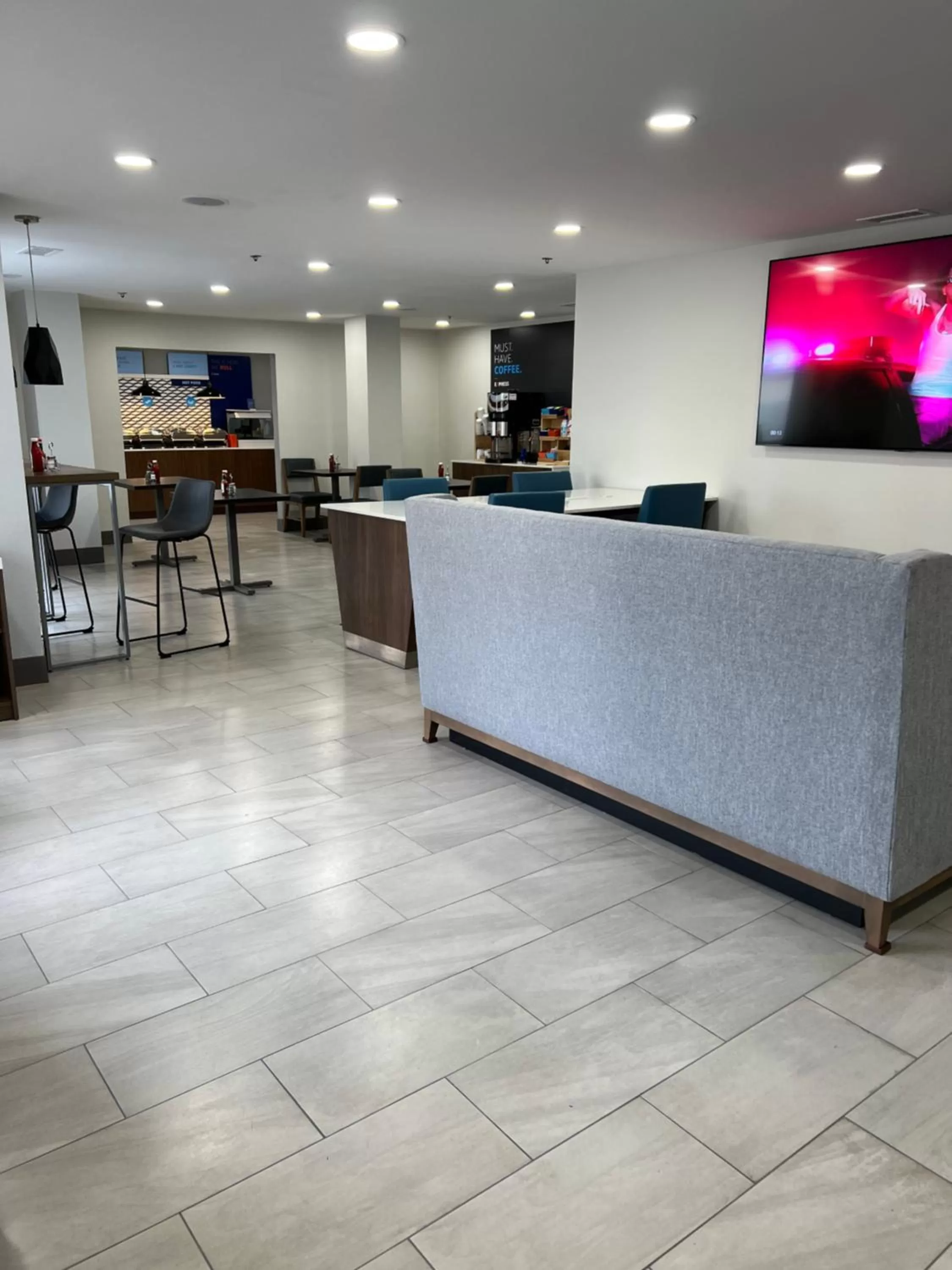 Communal lounge/ TV room in Holiday Inn Express & Suites Phoenix - Mesa West by IHG