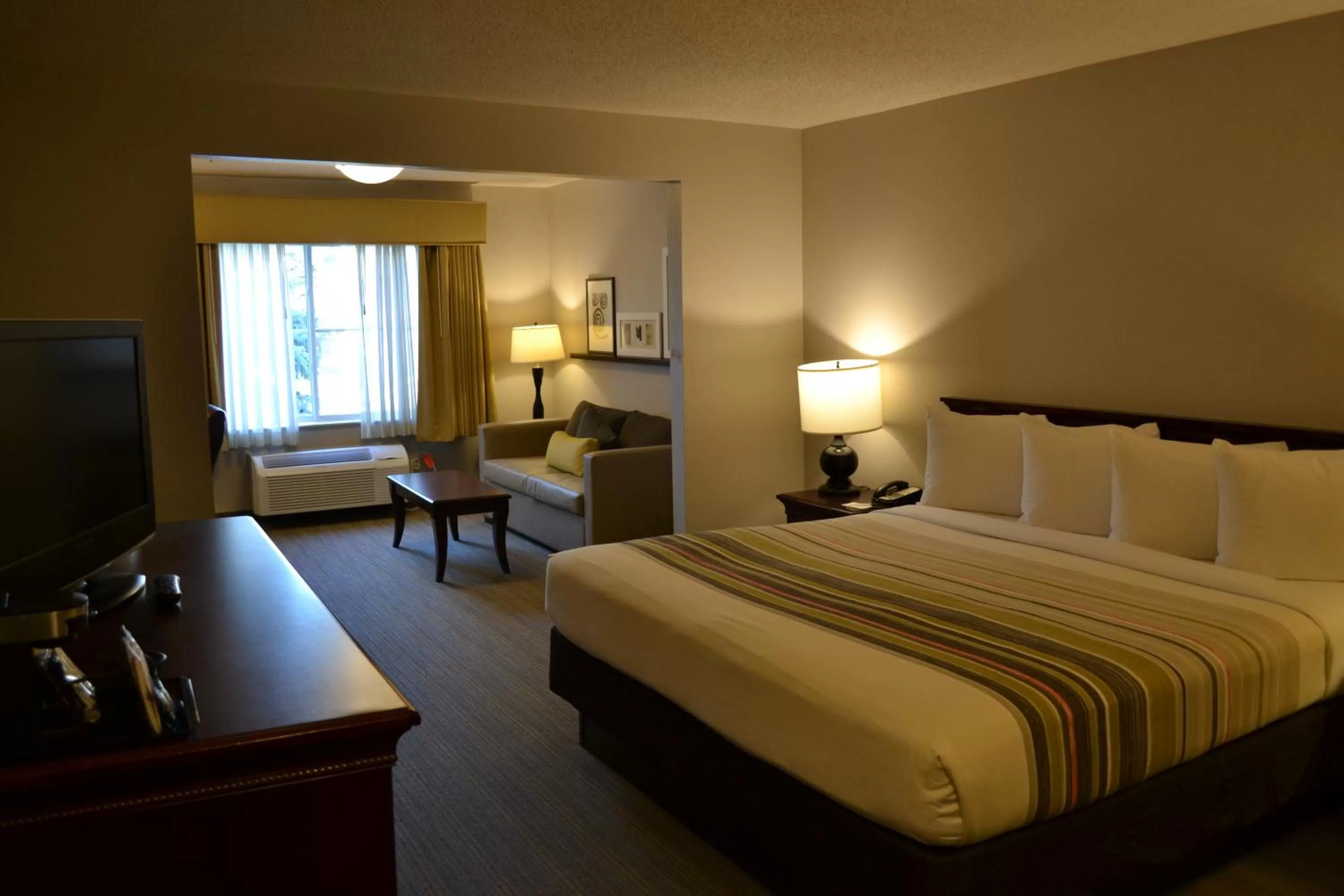 Bed in Country Inn & Suites by Radisson, Gurnee, IL