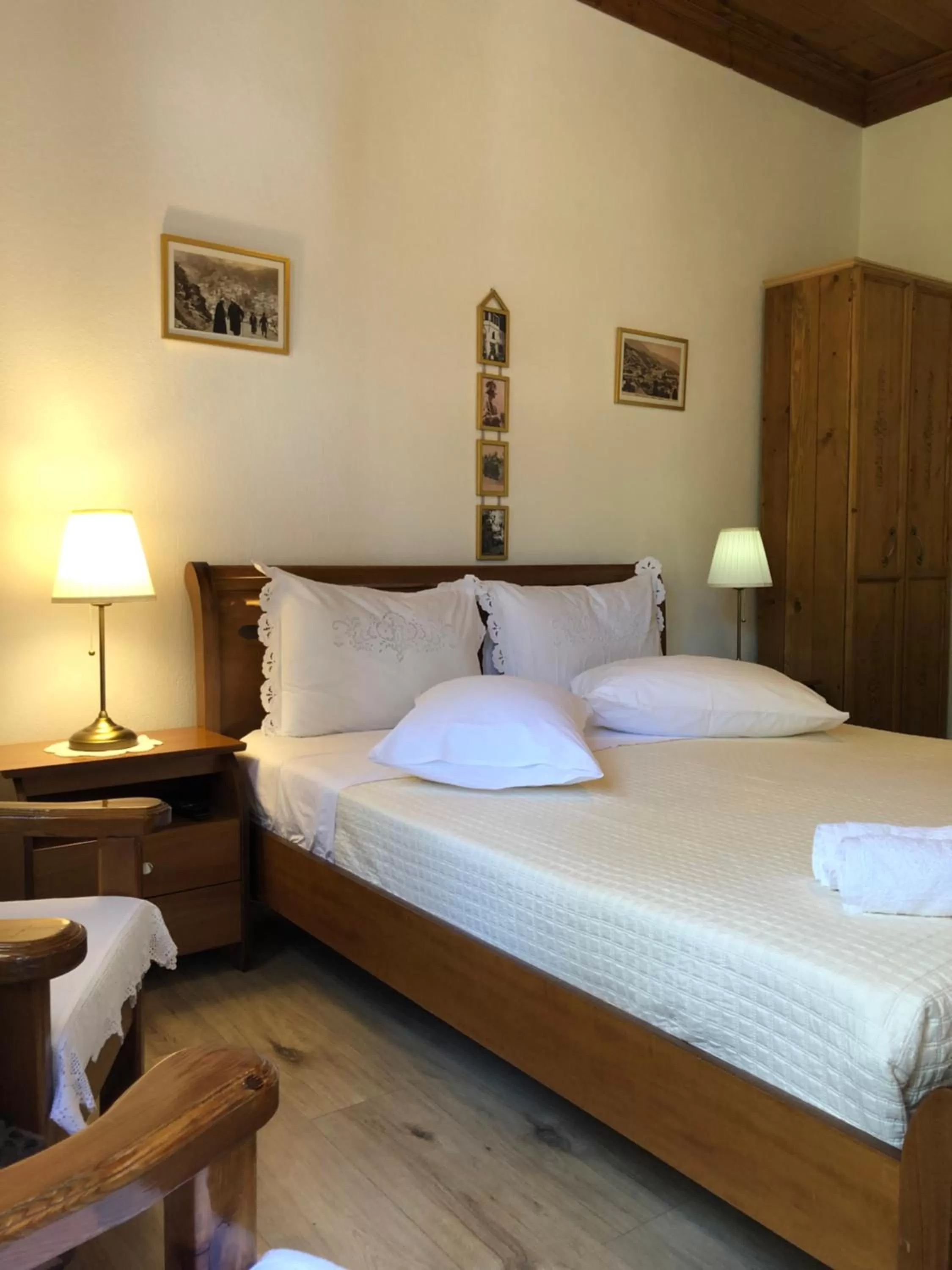 Swimming pool, Bed in Hotel Gjirokastra