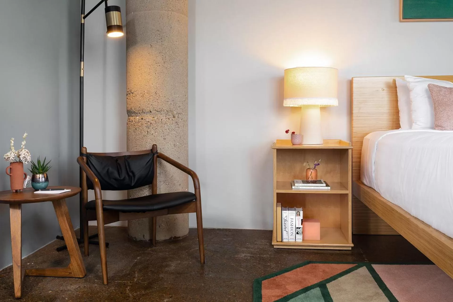 Seating area, Bed in Canvas Hotel Dallas