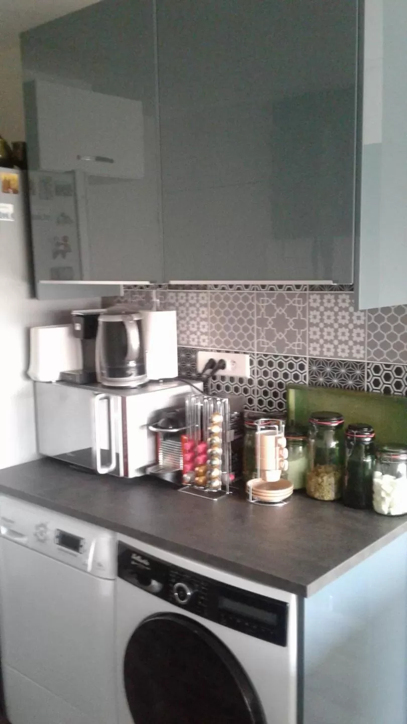 Communal kitchen, Kitchen/Kitchenette in 1 Chambre, 1 P'tit dèj', 1 Sourire