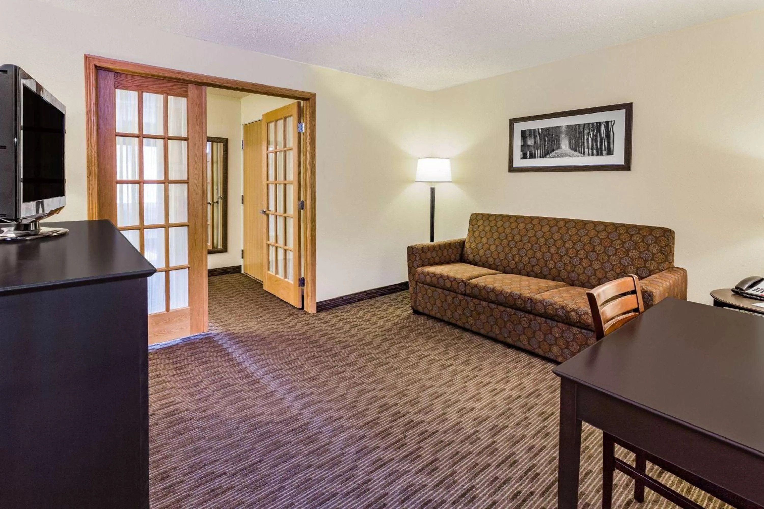 Living room in AmericInn by Wyndham Hotel and Suites Long Lake