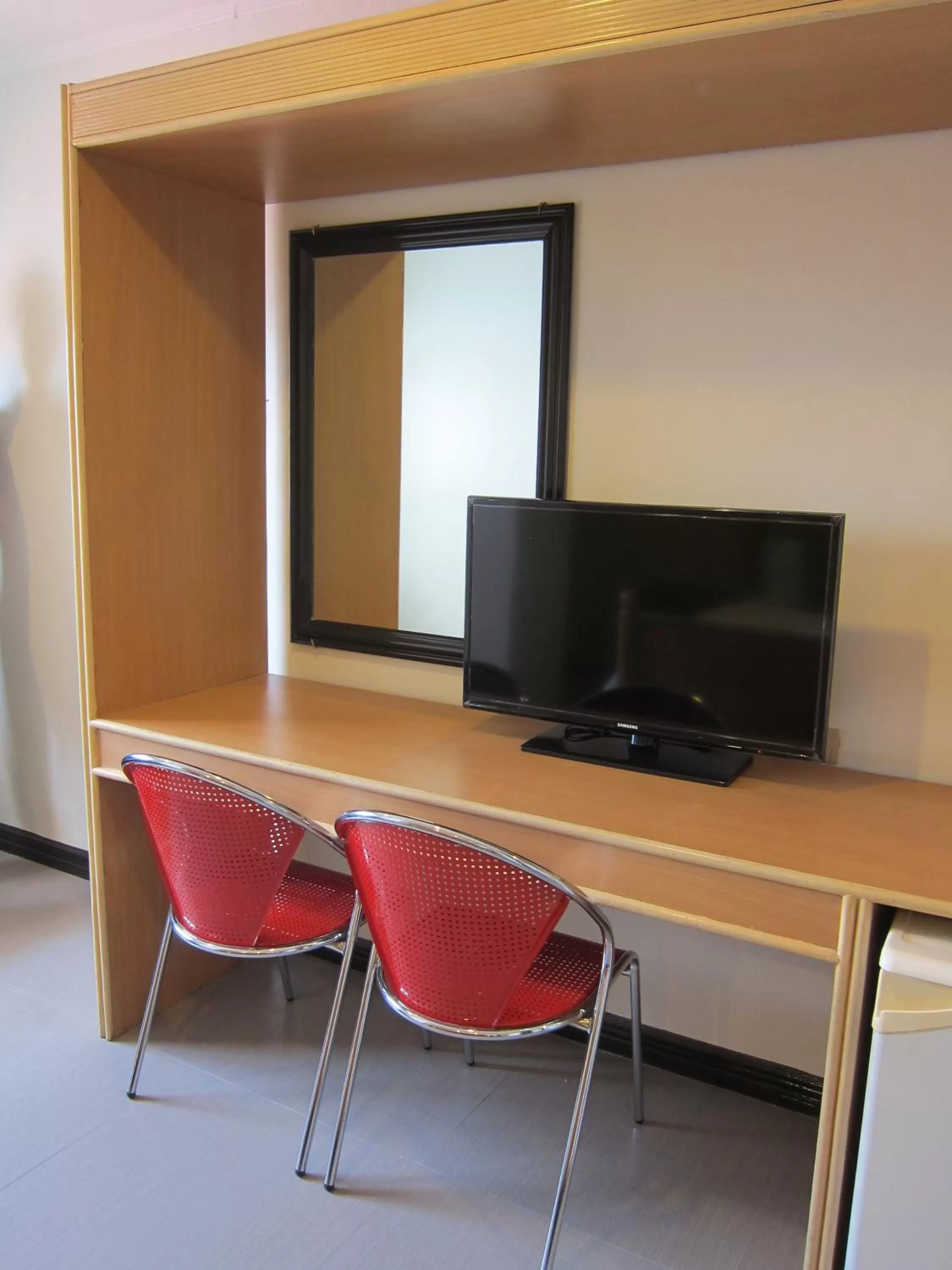 TV and multimedia in Nichols Airport Hotel