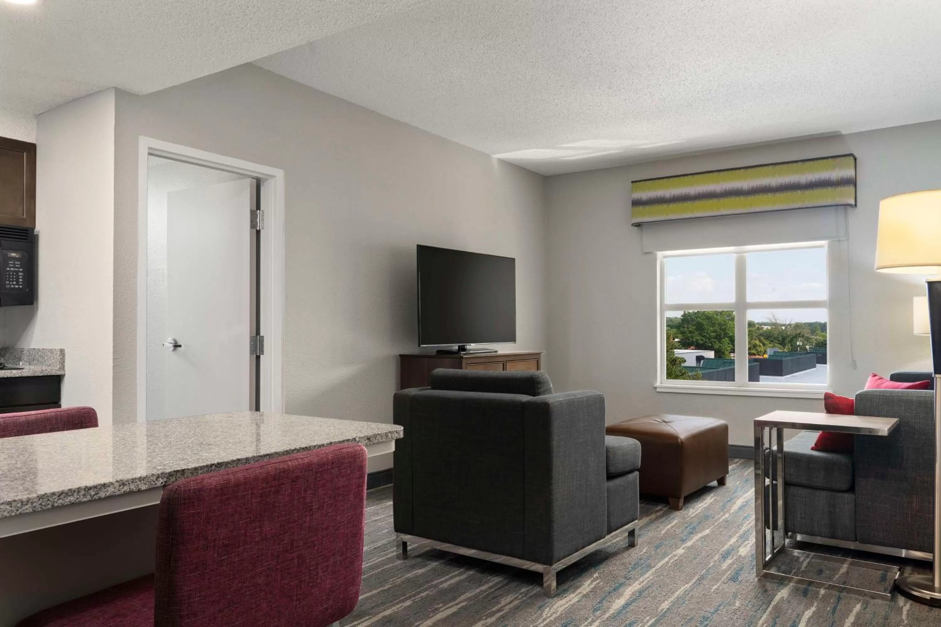Living room in Hampton Inn & Suites Newport News-Airport - Oyster Point Area