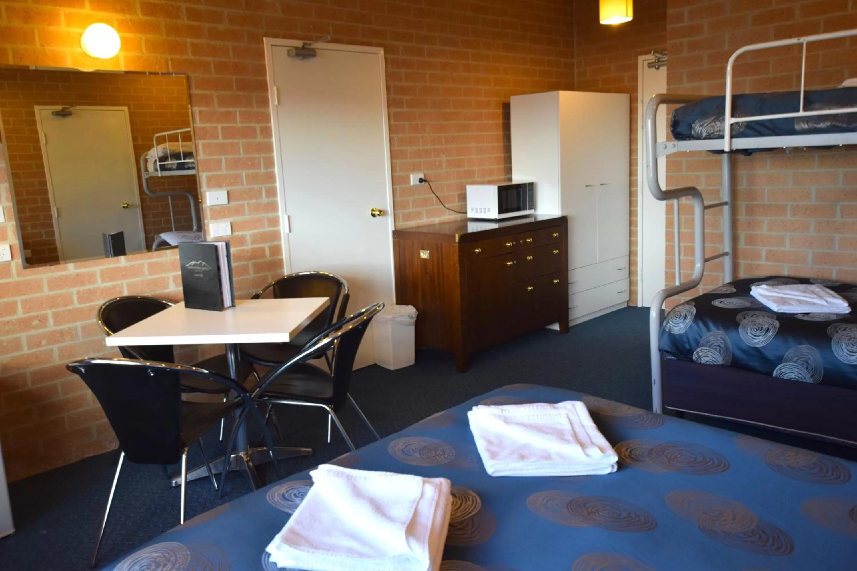 Bed in Alpine Resort Motel