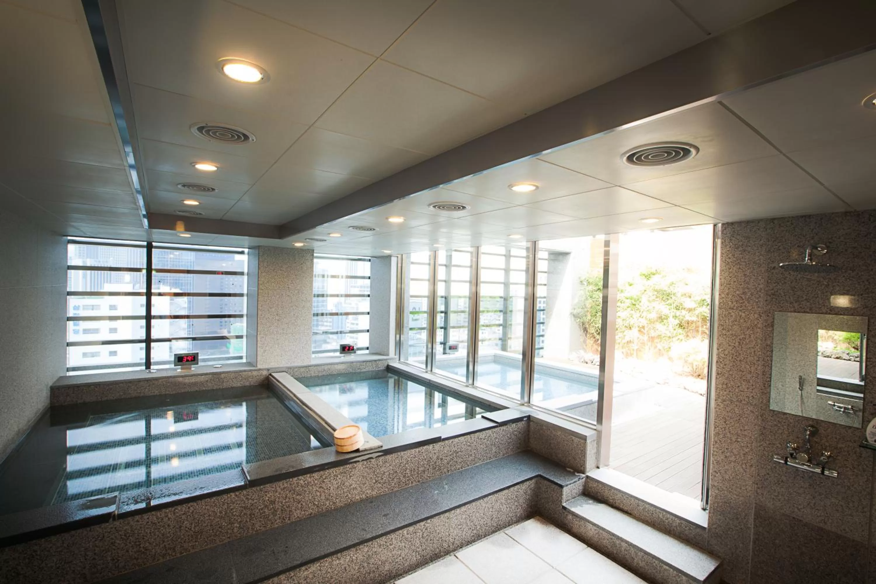 Swimming pool in Fraser Place Namdaemun Seoul