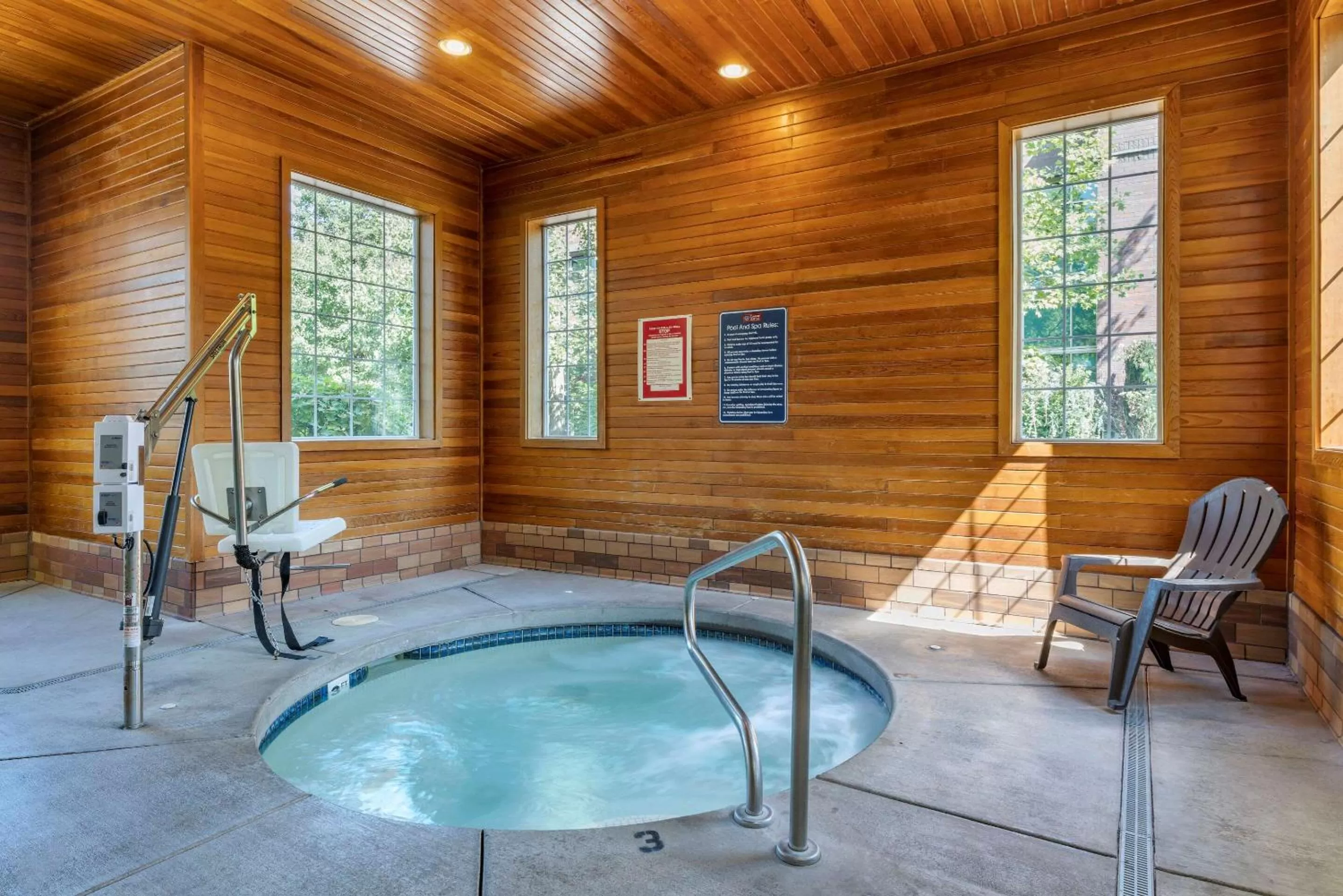 Swimming pool in Comfort Suites Salem