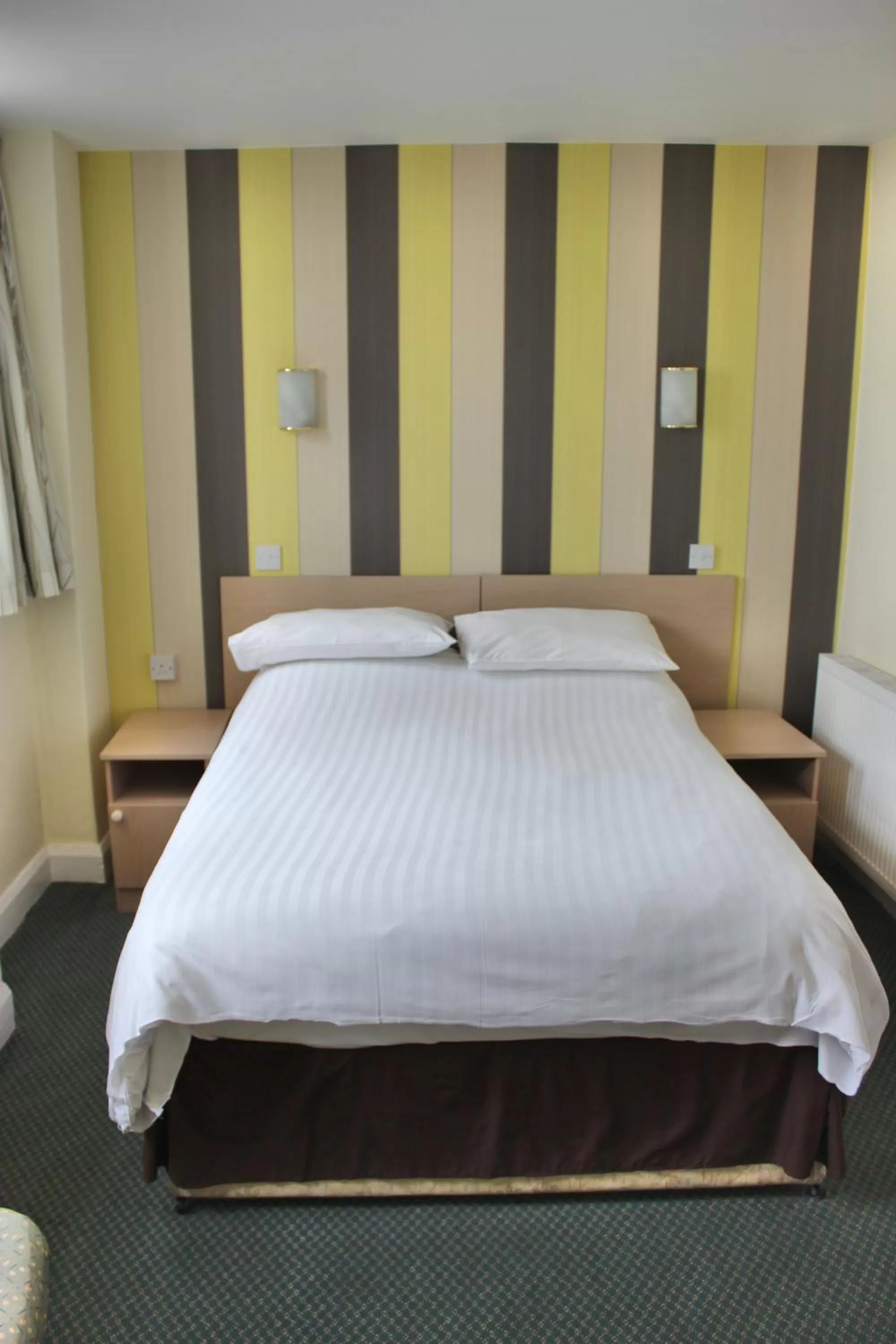 Bedroom, Bed in The Colwyn Hotel - near Pleasure Beach
