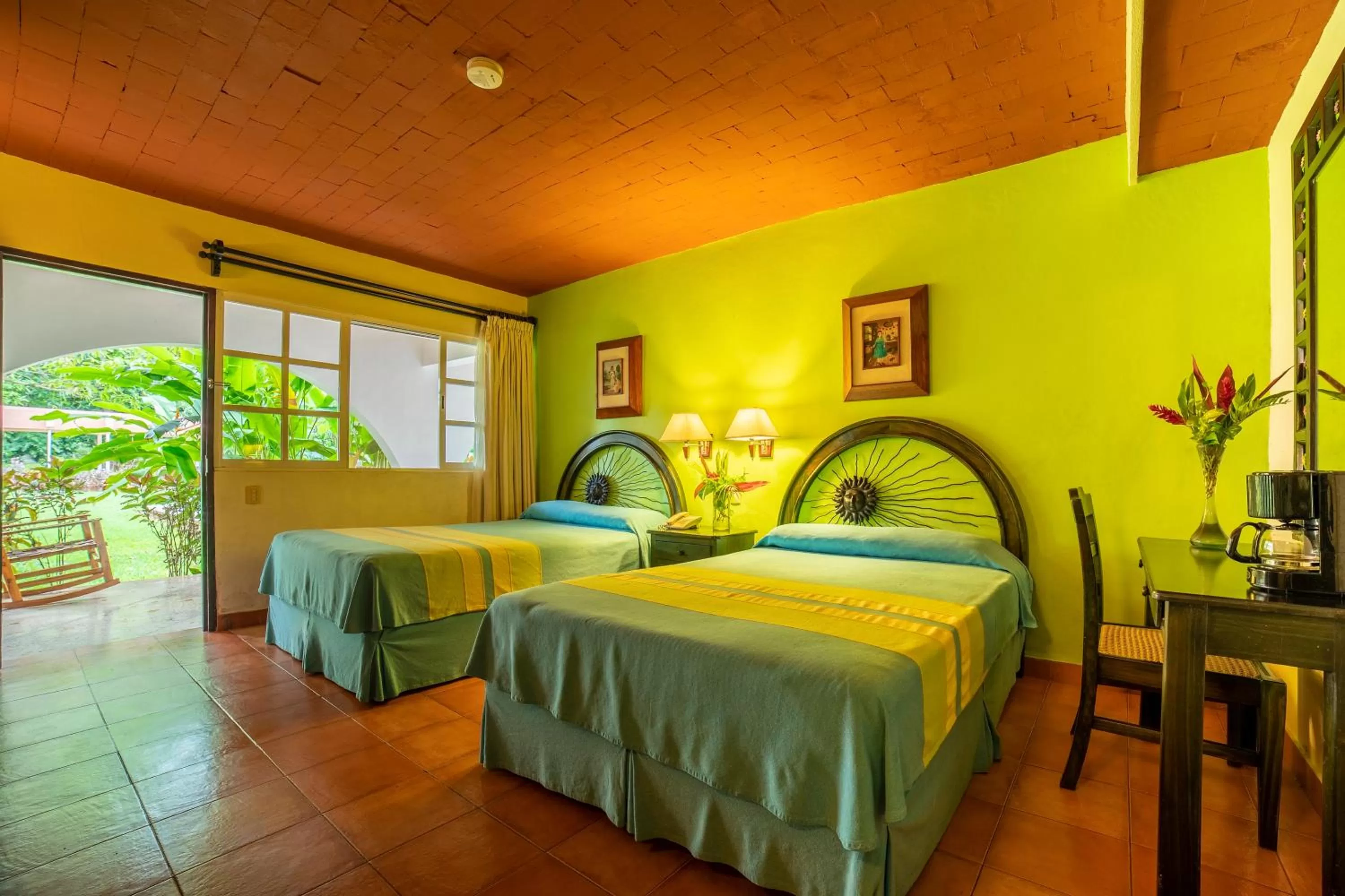 Photo of the whole room, Bed in Hotel Chichen Itza