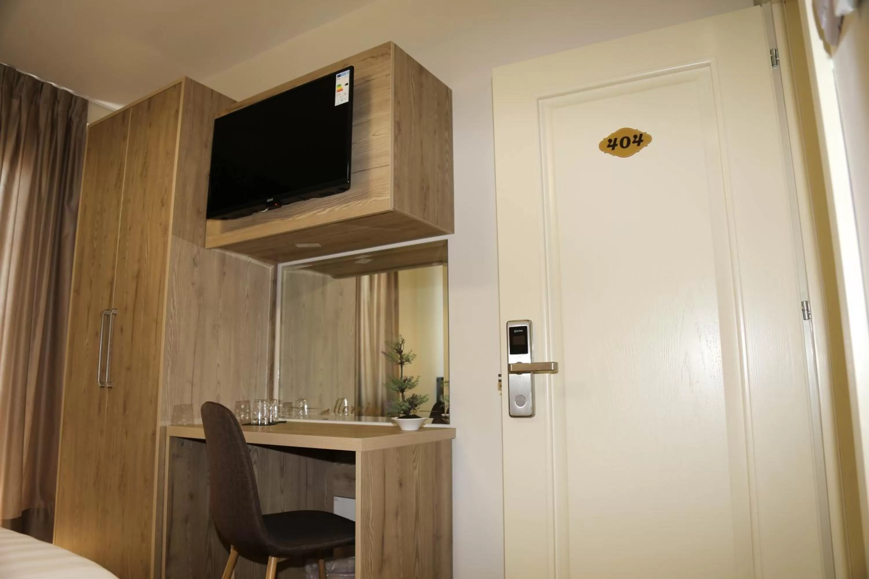 TV and multimedia, Bed in Mervin Hotel