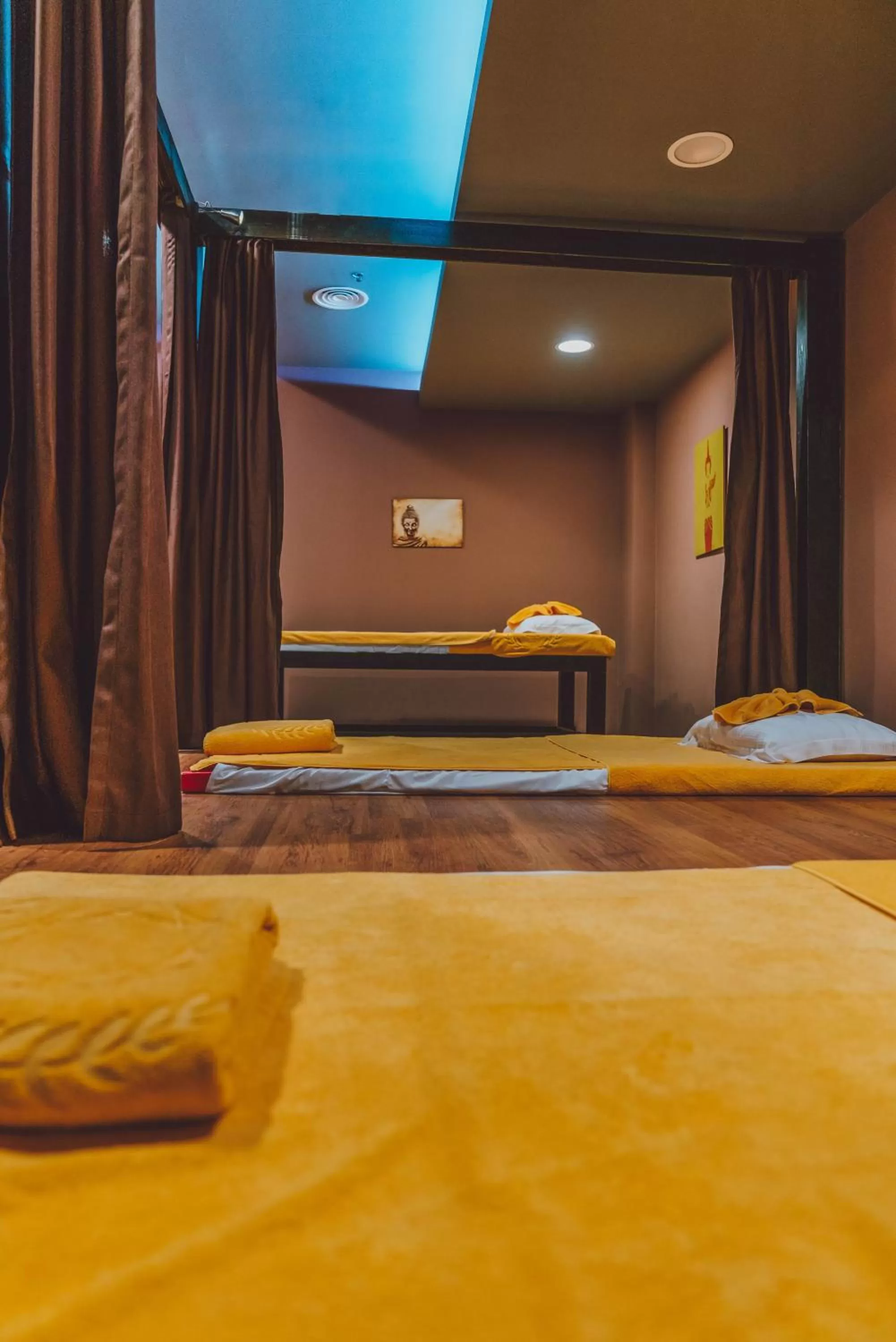 Massage, Bed in Emerald Hotel