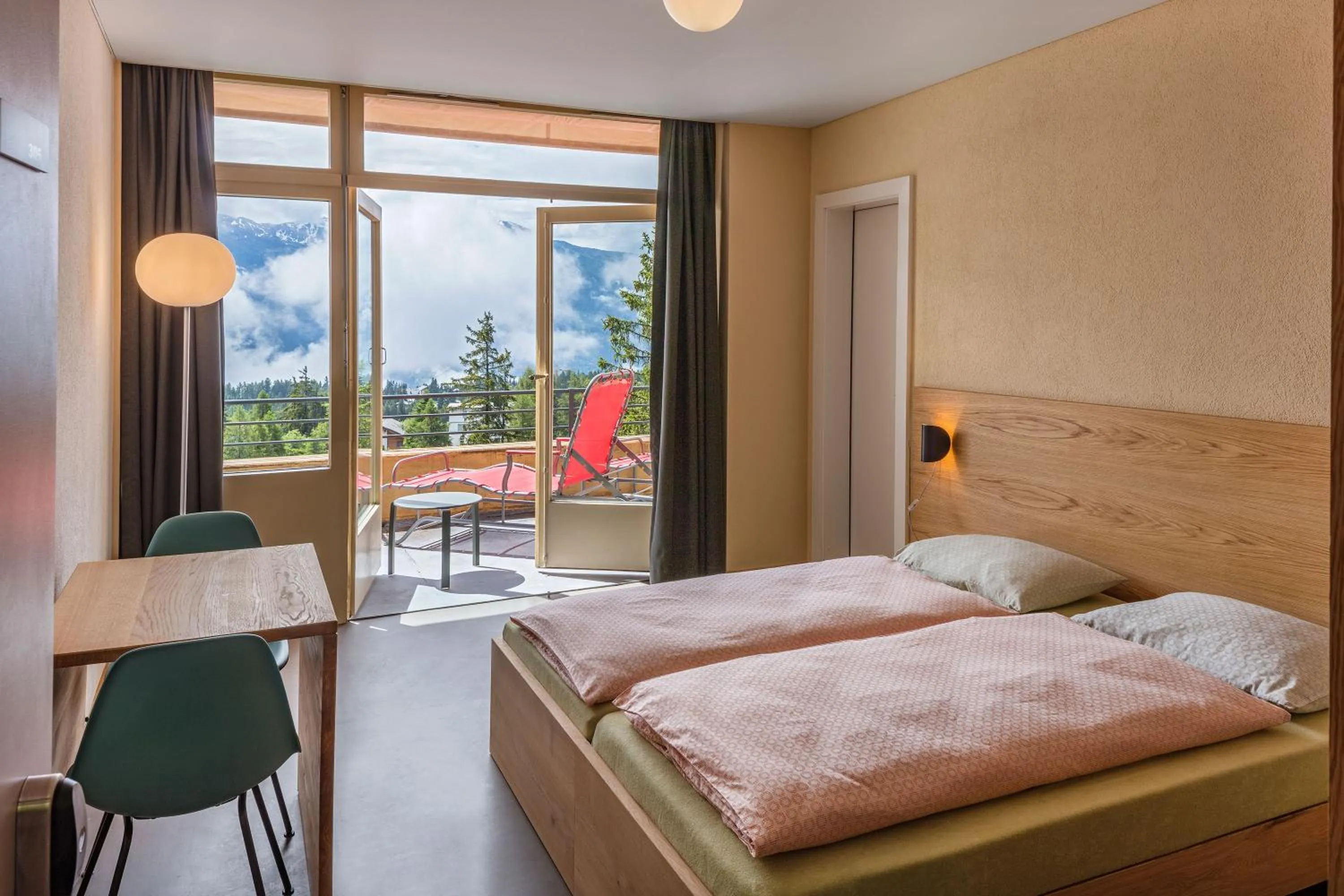 Balcony/Terrace, Bed in Crans-Montana Youth Hostel