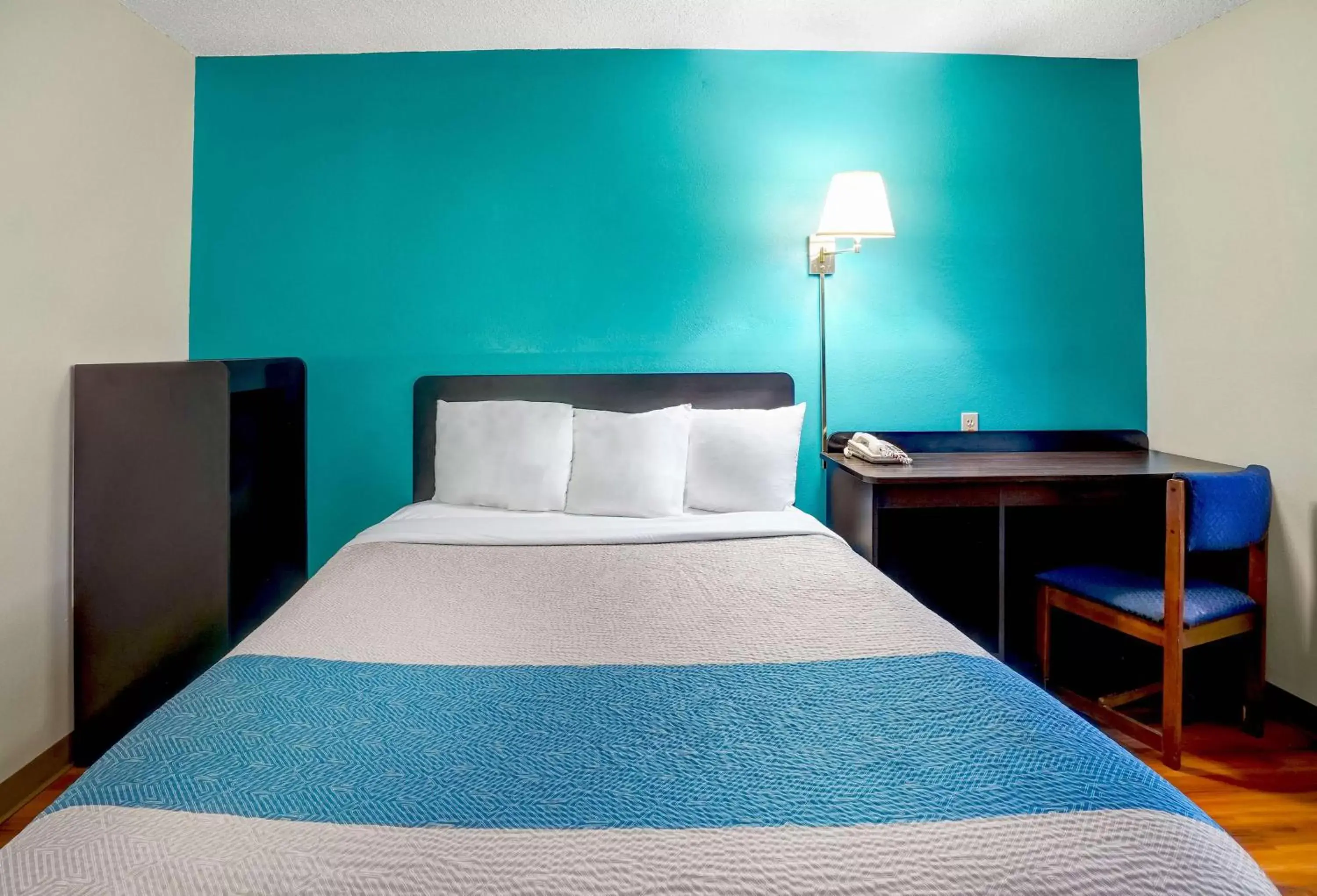 Deluxe King Room - single occupancy - Smoking in Motel 6-Montoursville, PA - Williamsport Deluxe King Room - single occupancy - Smoking in Motel 6-Montoursville, PA - Williamsport