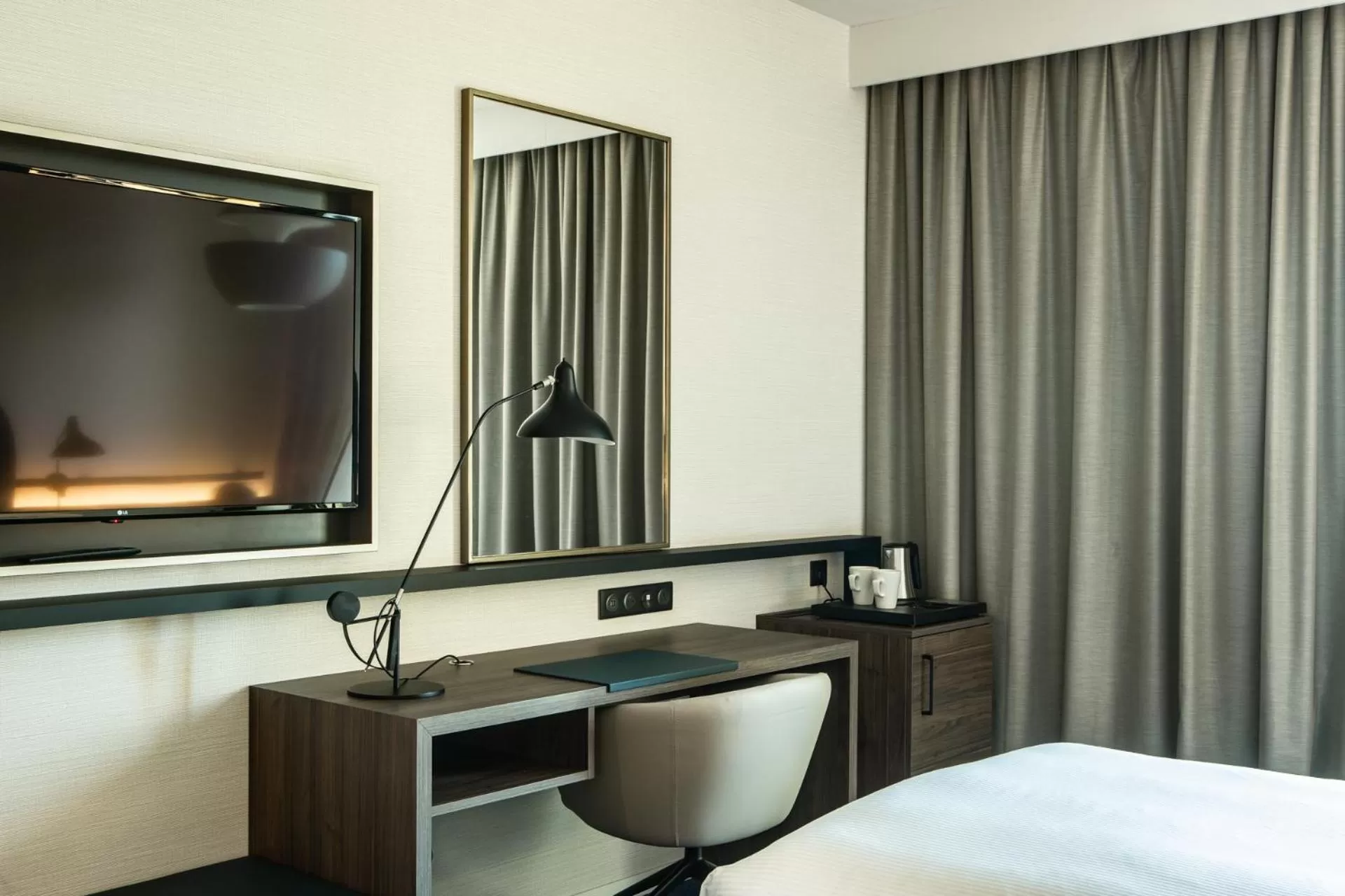 TV and multimedia, Bed in Crowne Plaza - Nice - Grand Arenas by IHG