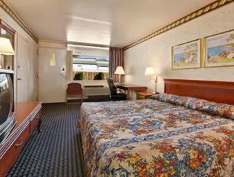 Superior King Room - Smoking in Ramada by Wyndham Baltimore West