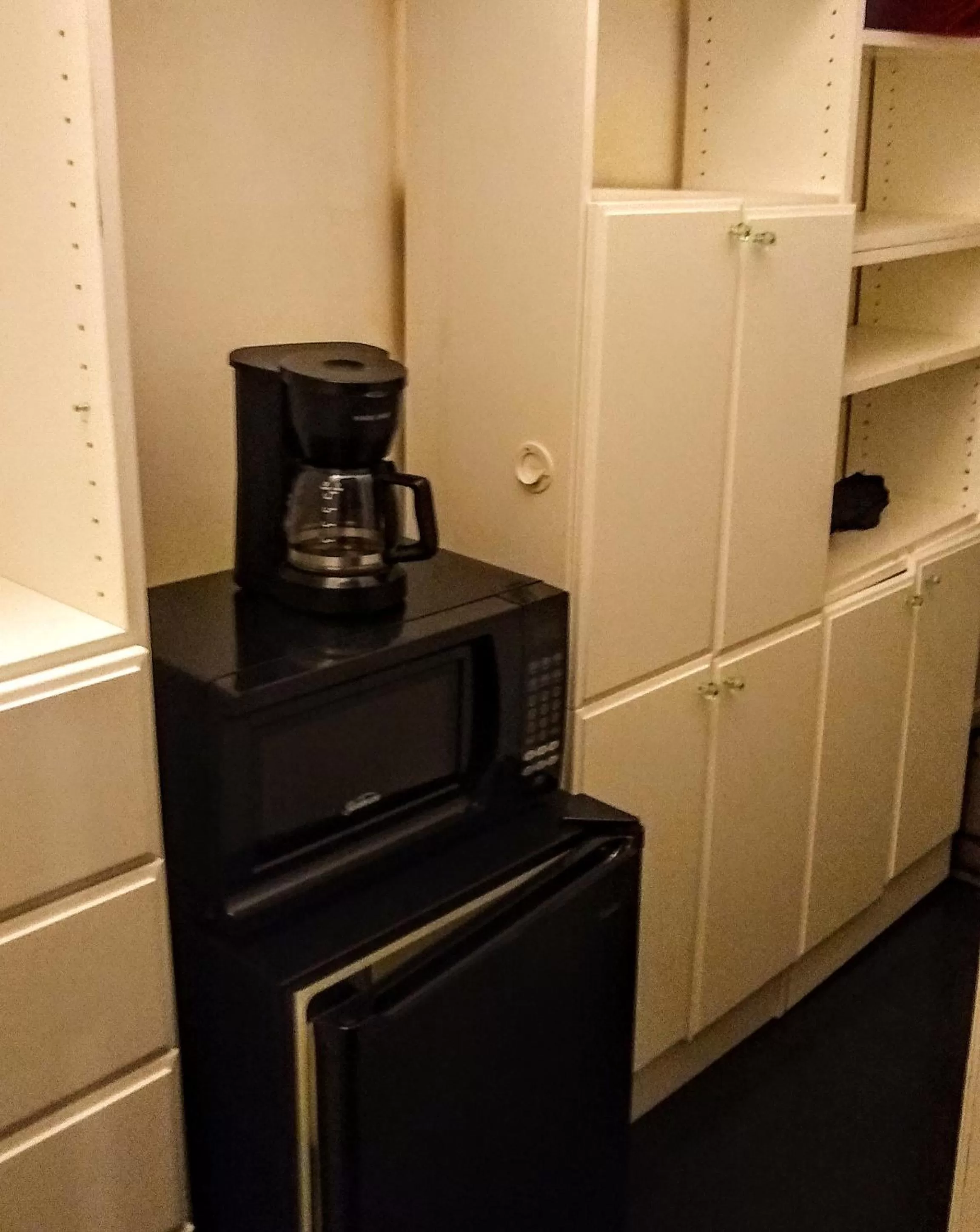 Kitchen or kitchenette, TV/Entertainment Center in The Gallery House