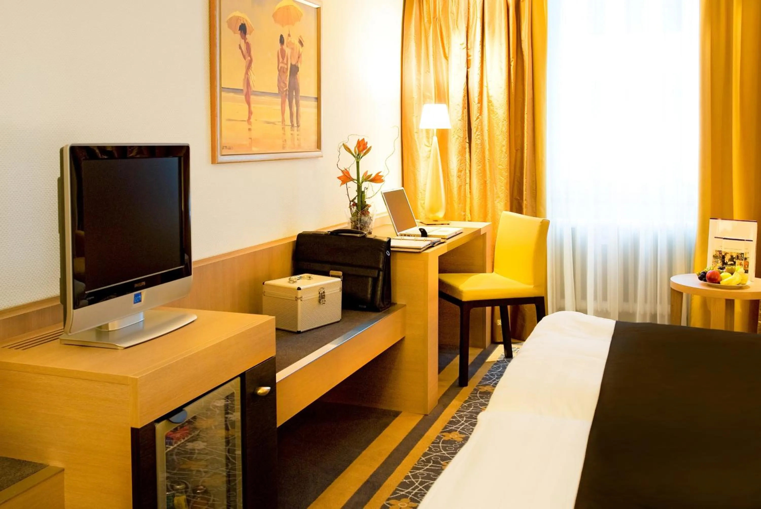 Photo of the whole room, Bed in The Domicil Hotel Frankfurt City