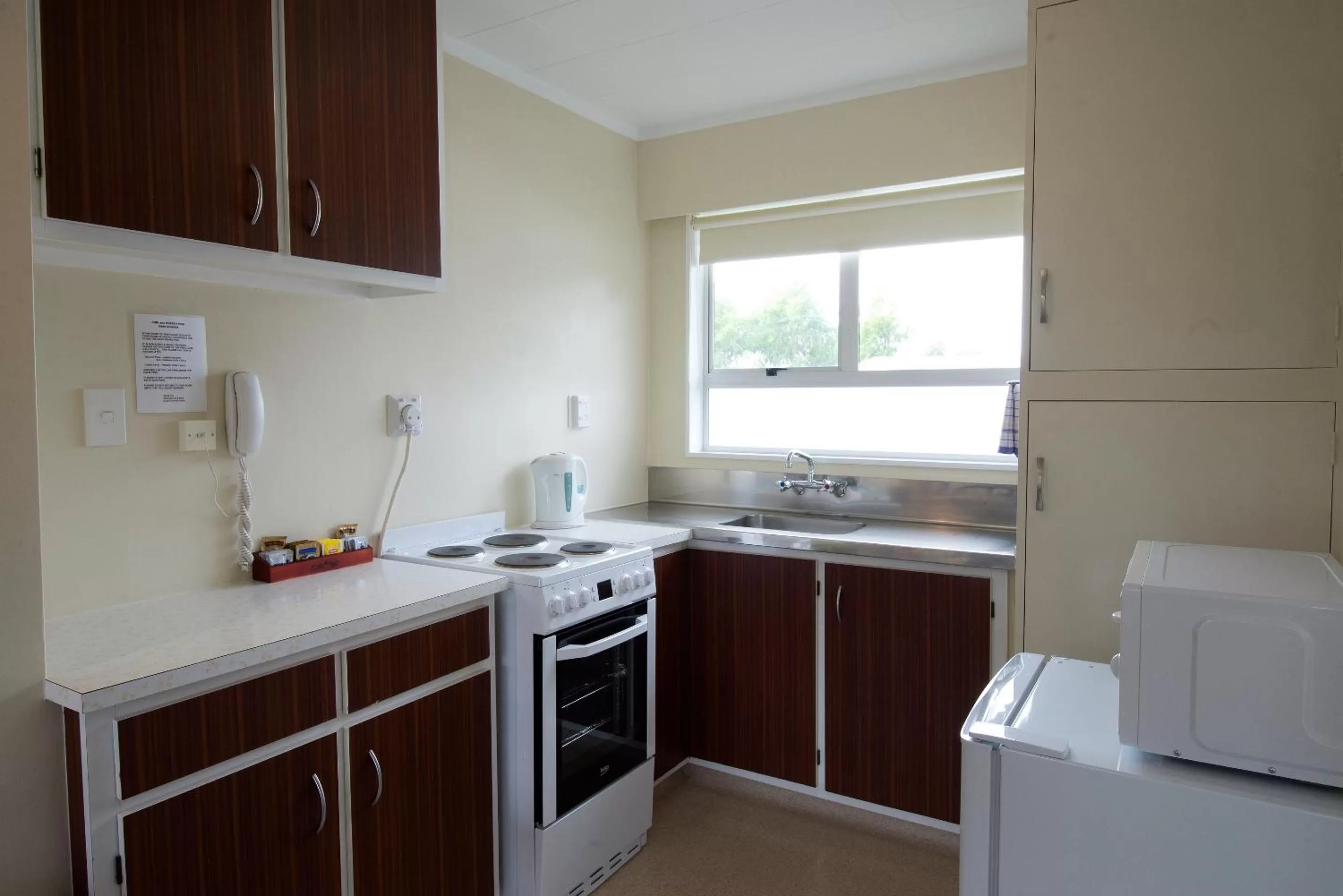 Kitchen or kitchenette in Kapiti Gateway Motel