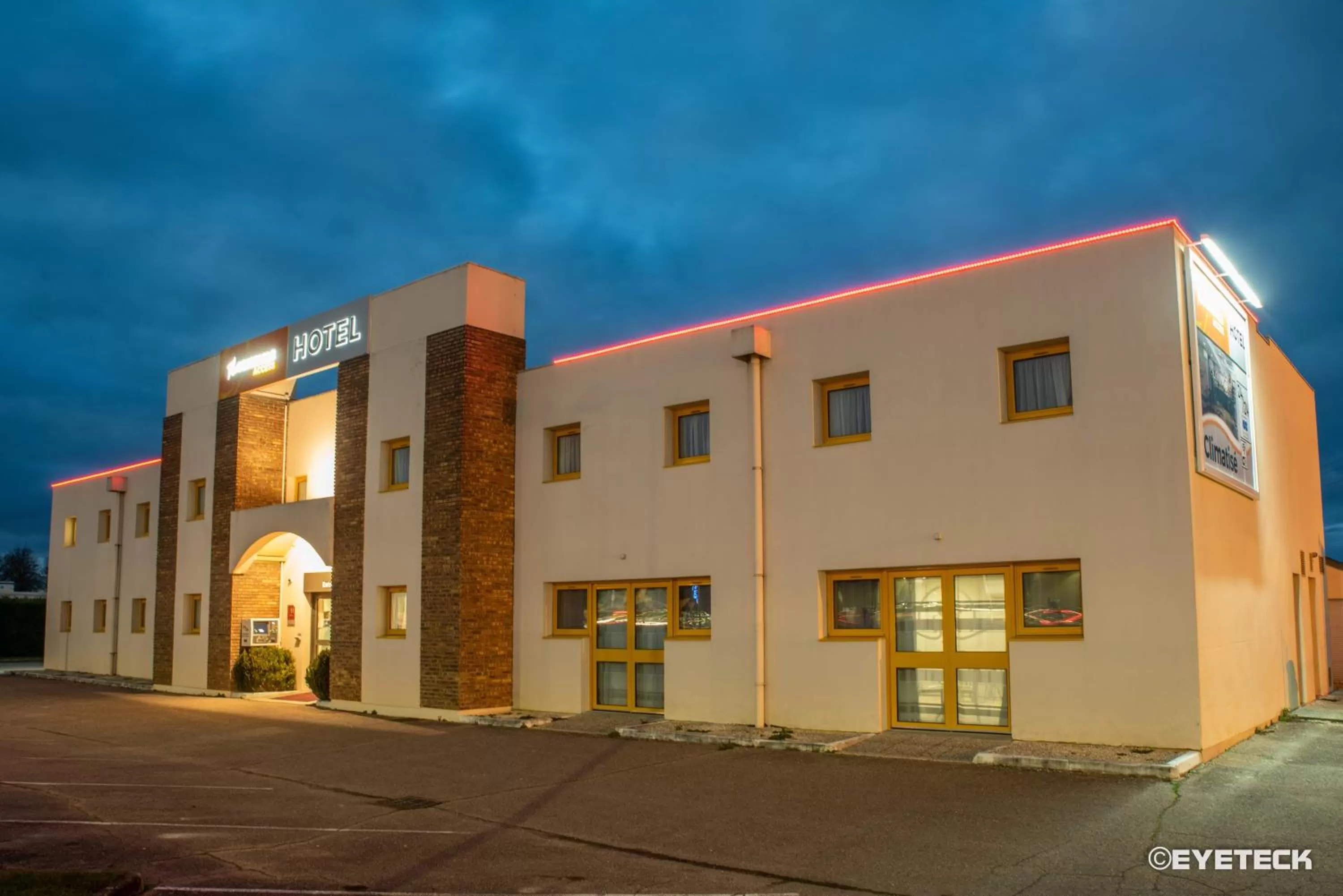 Property building in Hôtel The Originals Access, Bourges Nord Saint-Doulchard