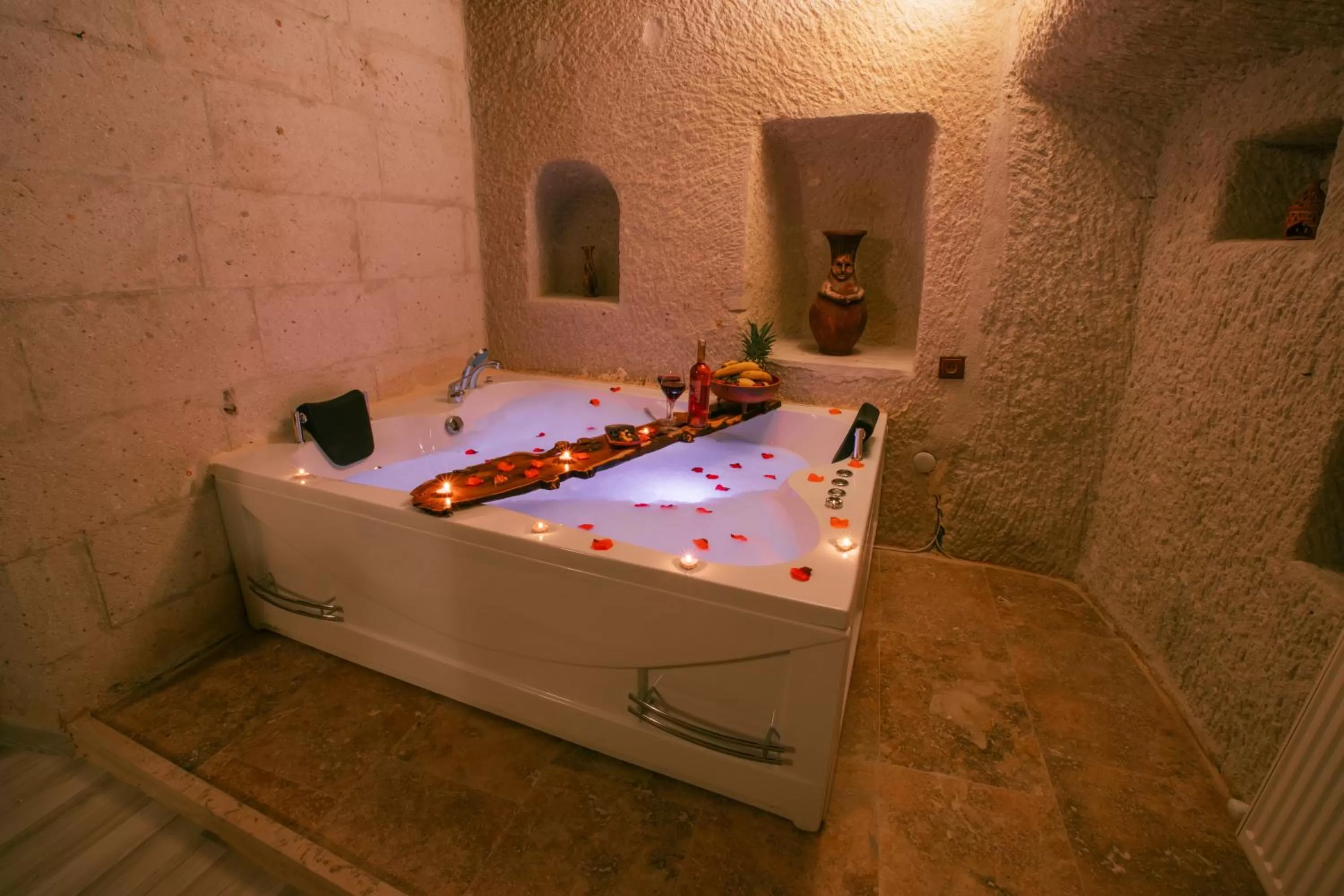 Hot Tub in Mia Cappadocia Cave Hotel